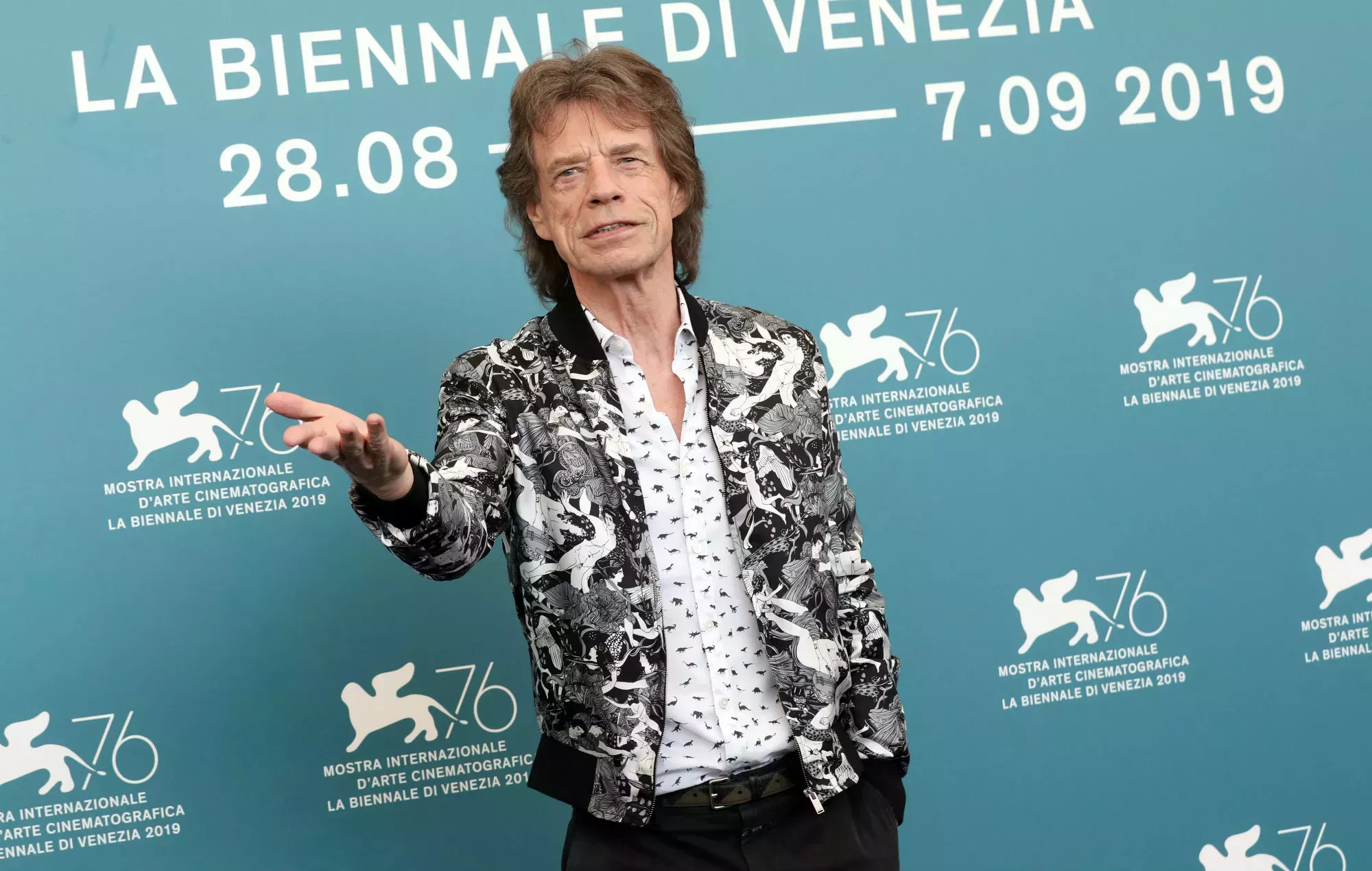 Mick Jagger explica por qué visita los lugares locales mientras está de gira con The Rolling Stones: 