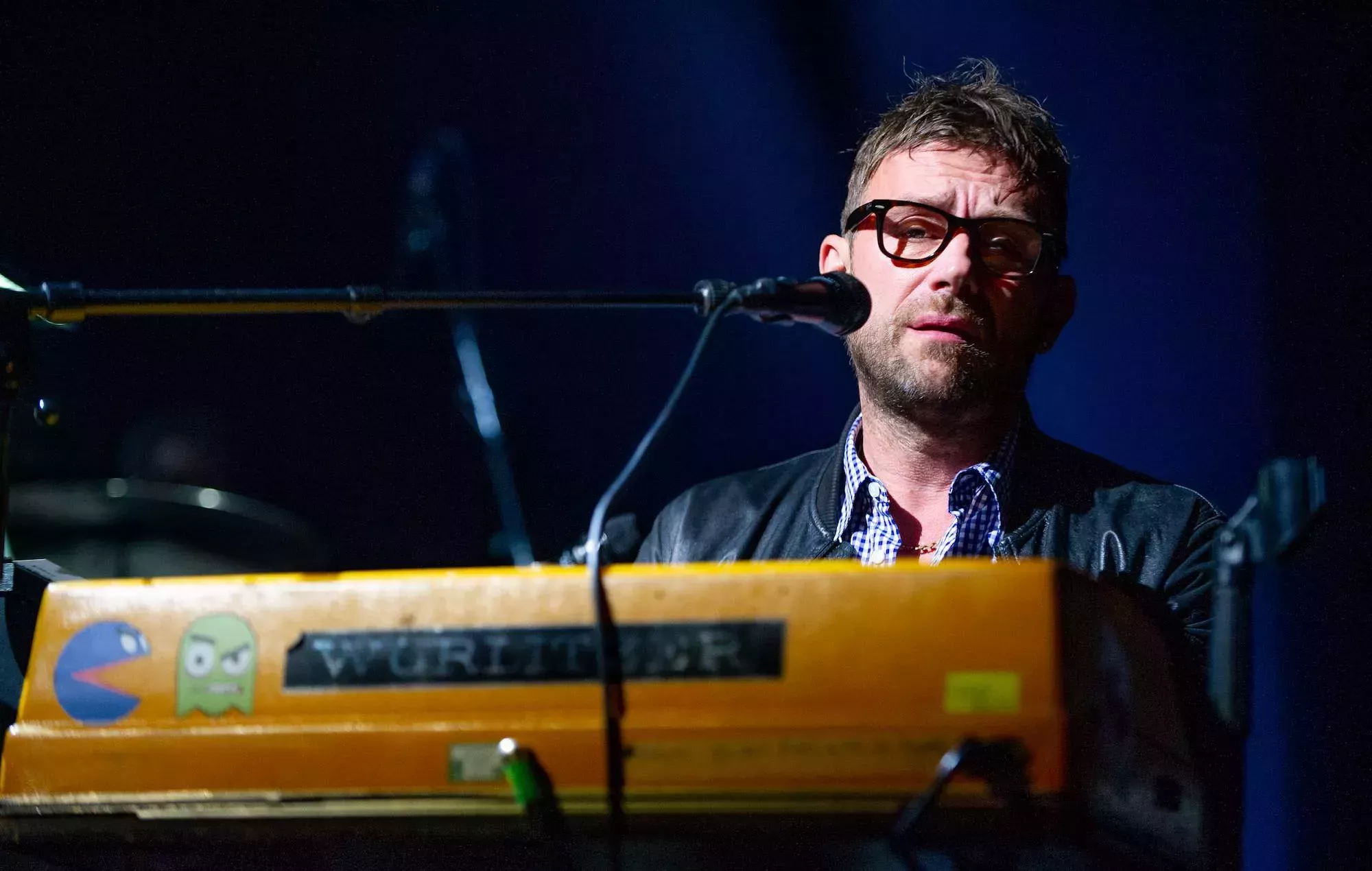 Mira cómo Damon Albarn interpreta 