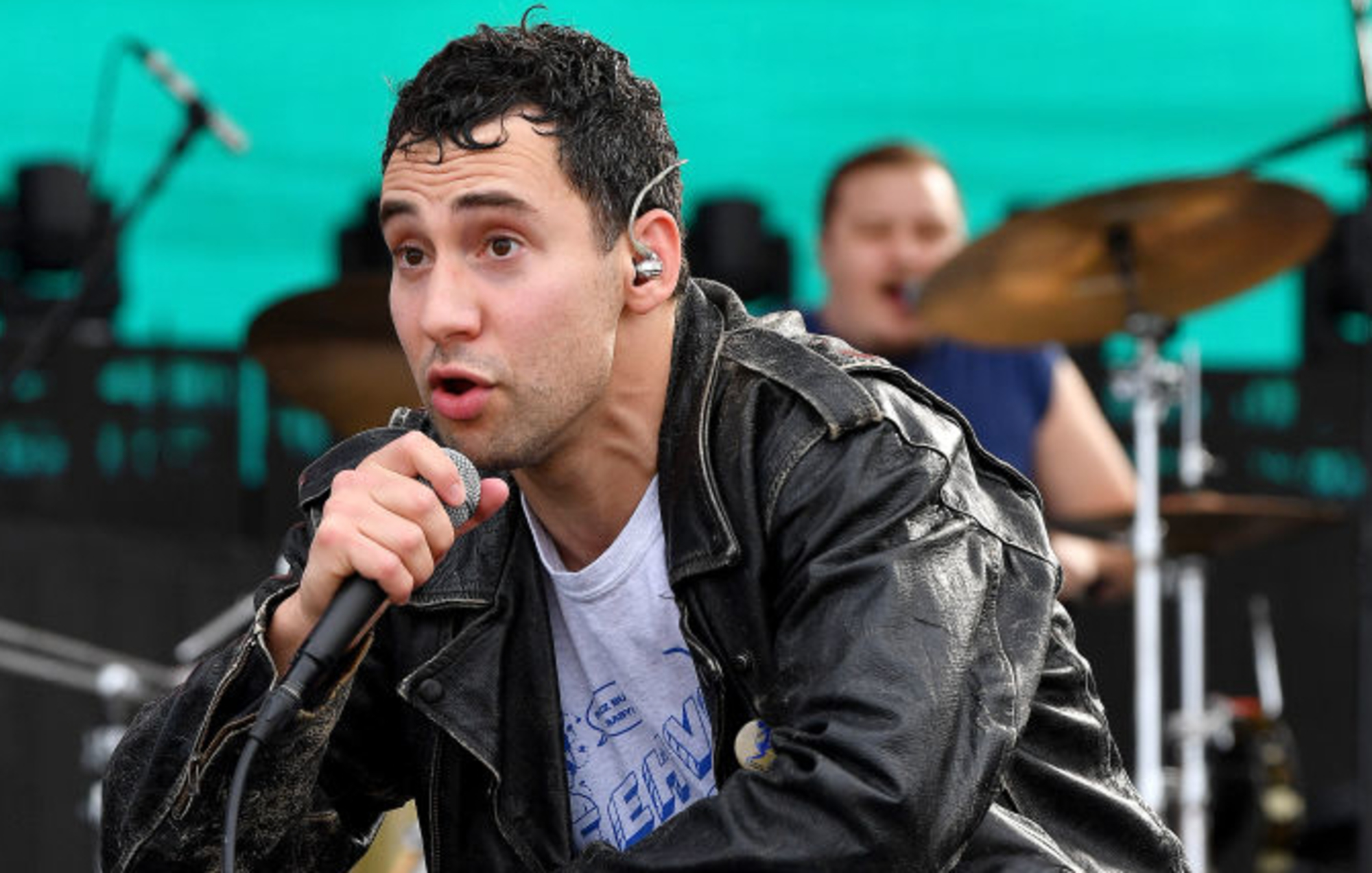 Mira cómo Jack Antonoff interpreta 'How Dare You Want More' con su padre en 'SNL'