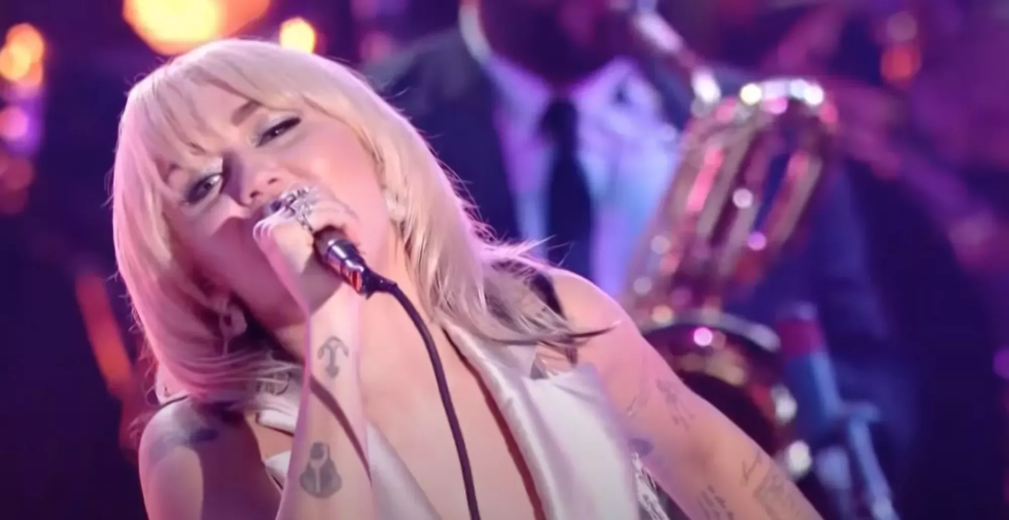 Mira cómo Miley Cyrus estrena su nueva canción 'You' durante el concierto de Nochevieja