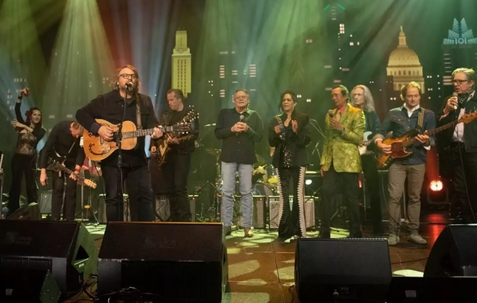 Mira cómo Wilco interpreta 'California Stars' con un elenco de estrellas en la presentación del Salón de la Fama ACL