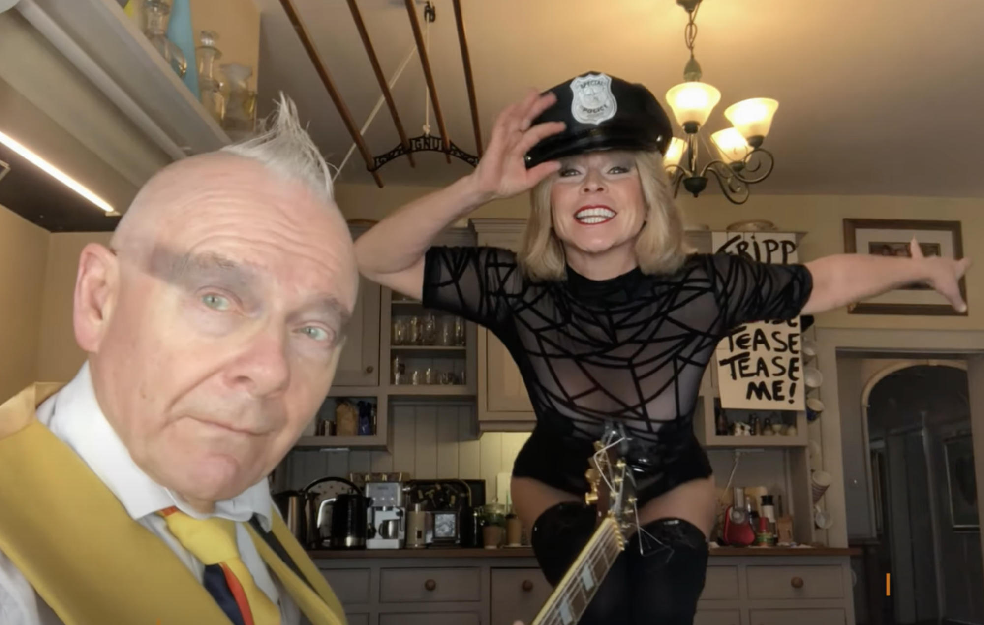 Robert Fripp y Toyah Willcox comparten una versión de 'Should I Stay Or Should I Go' de The Clash