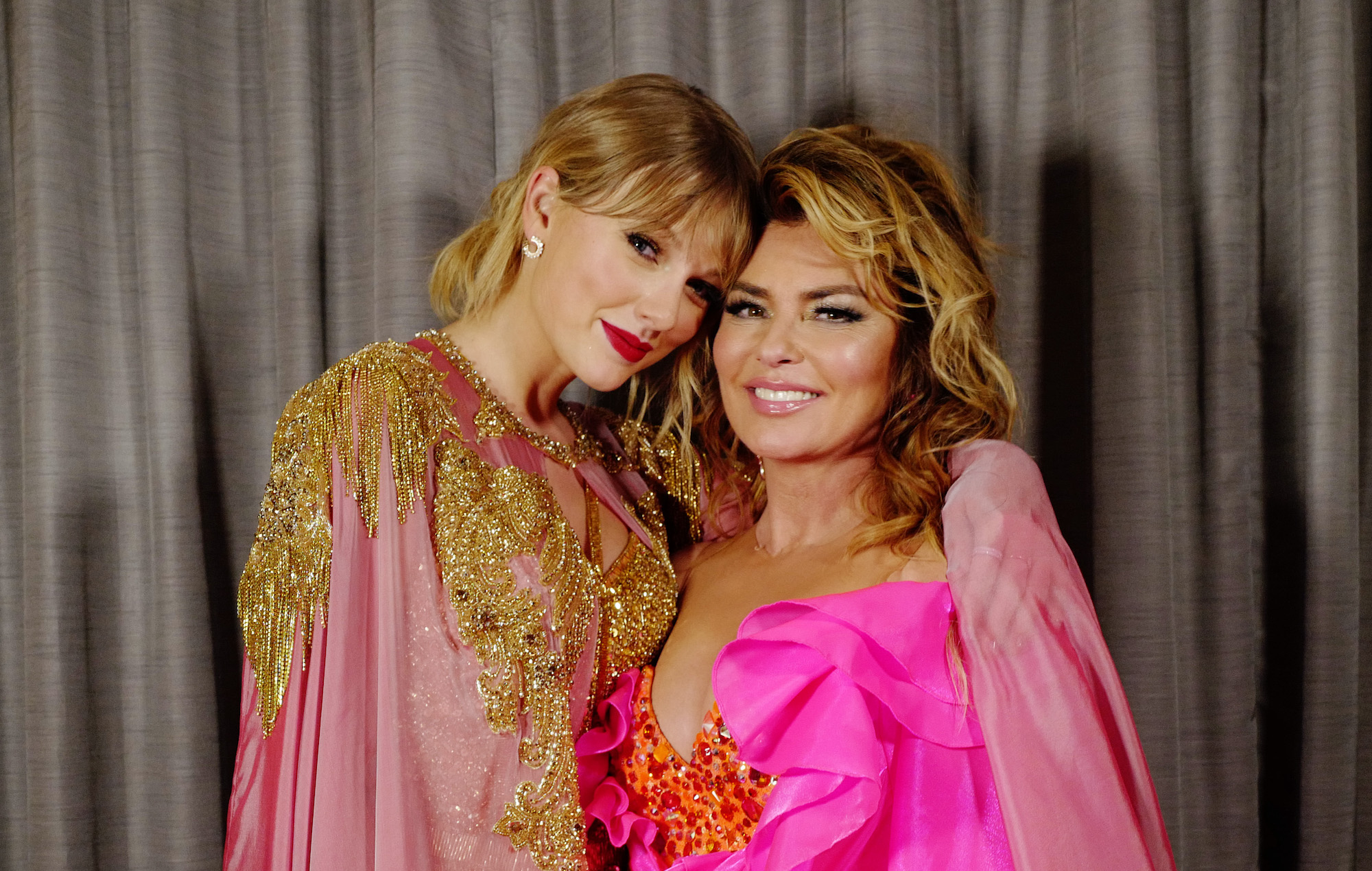 Shania Twain felicita a Taylor Swift por batir su récord en las listas: "¡Vamos chicas!"