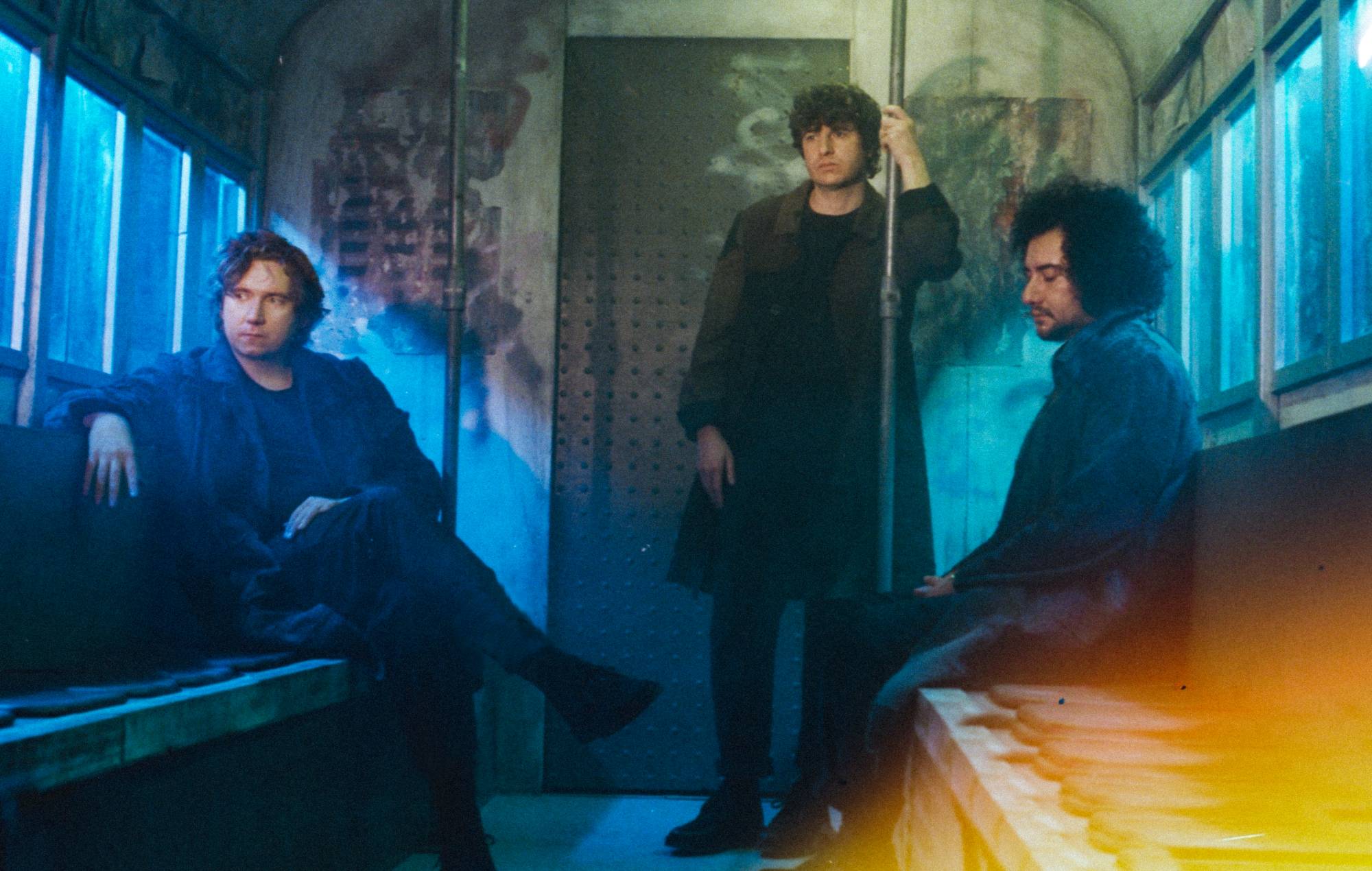 The Kooks anuncian su nuevo álbum '10 Tracks To Echo In The Dark': "Un espíritu juvenil y fresco es lo que nos caracteriza"