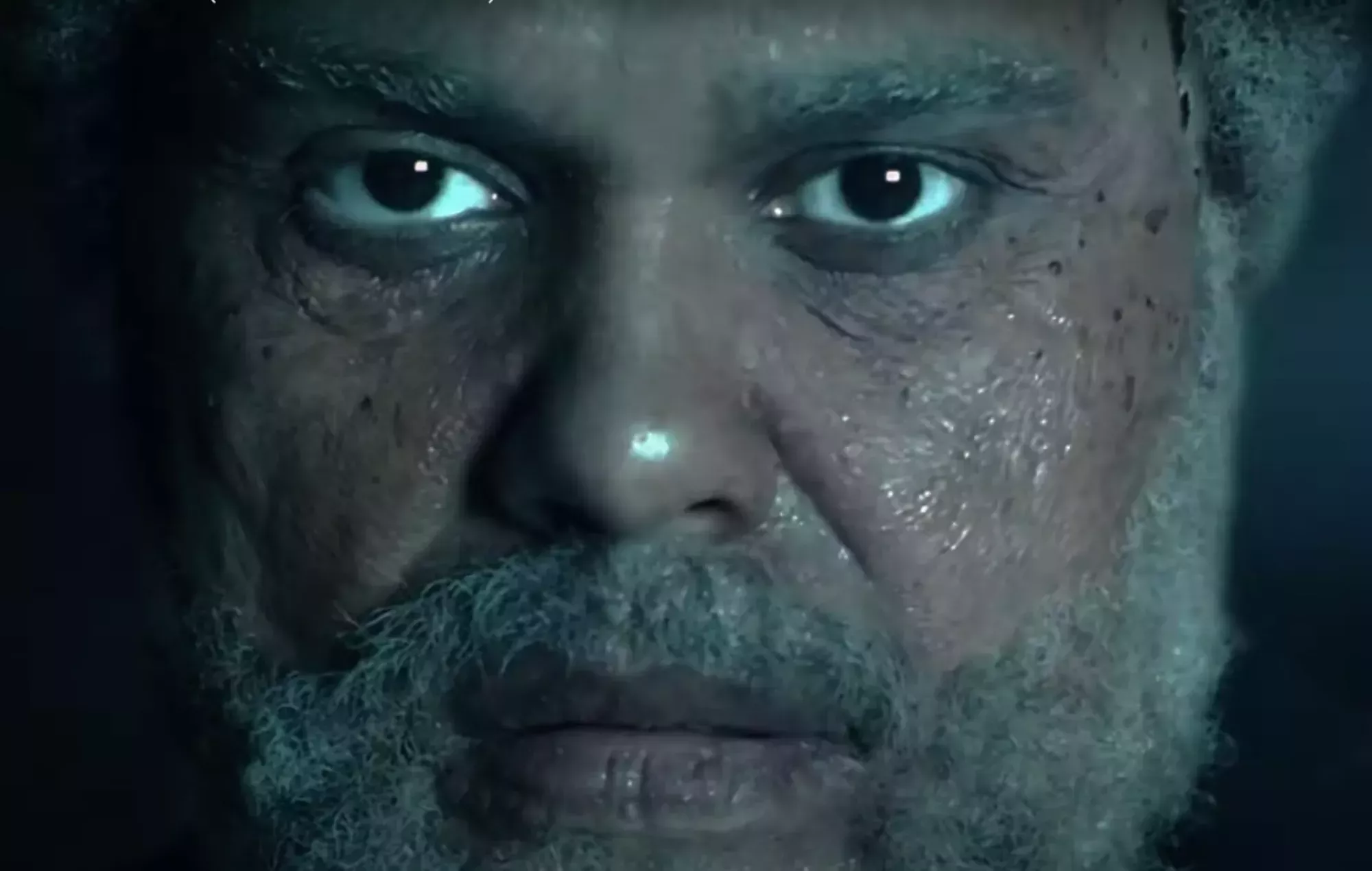 The Weeknd se dirige a un club siniestro en el nuevo vídeo de 'Gasoline'