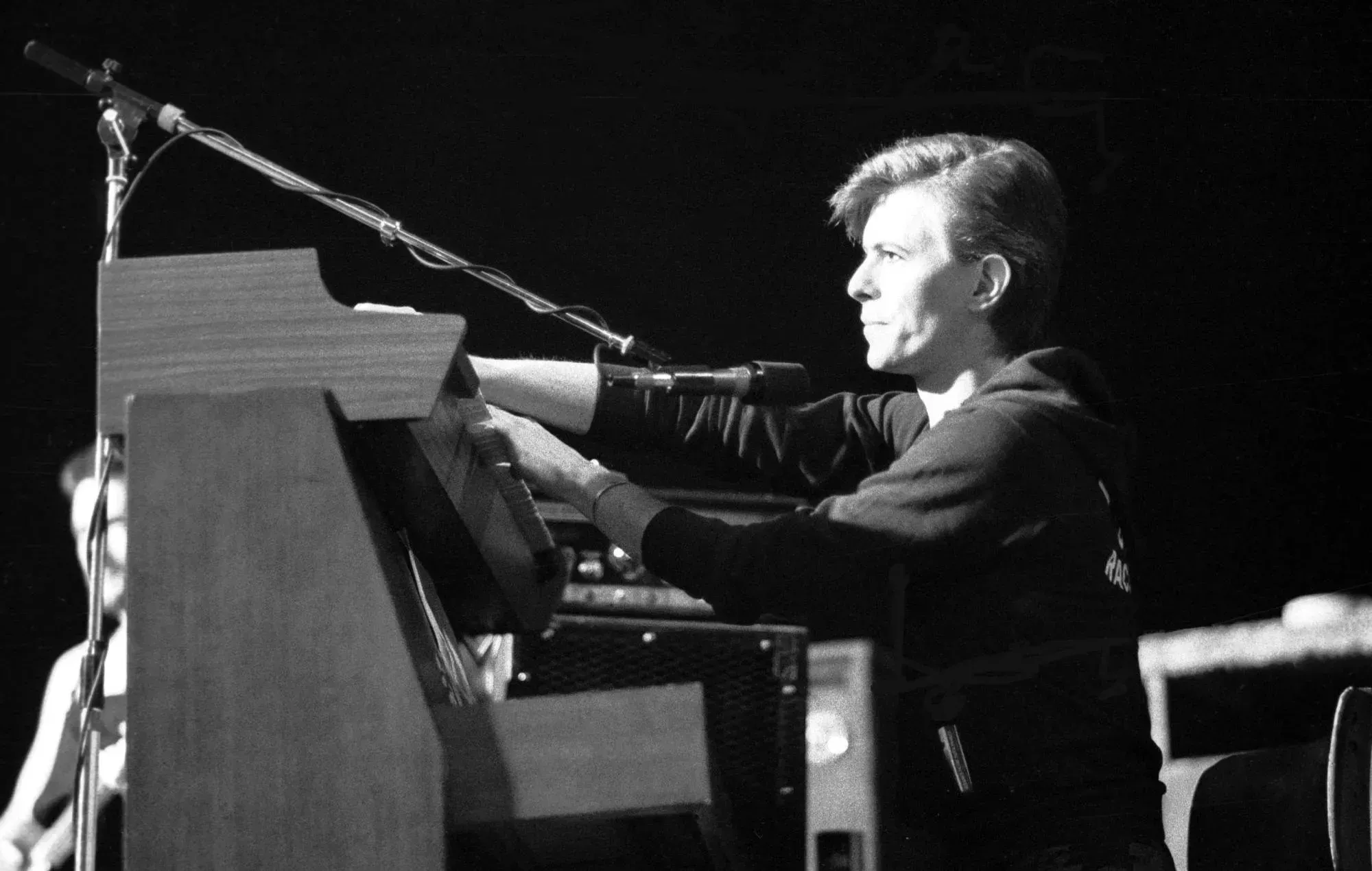 Tony Visconti recuerda el momento en que se le puso la piel de gallina a David Bowie mientras grababa 'Weeping Wall'