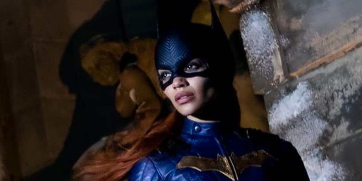 Un vídeo de Batgirl muestra a la nueva heroína del DCEU colgando a un criminal desde una ventana