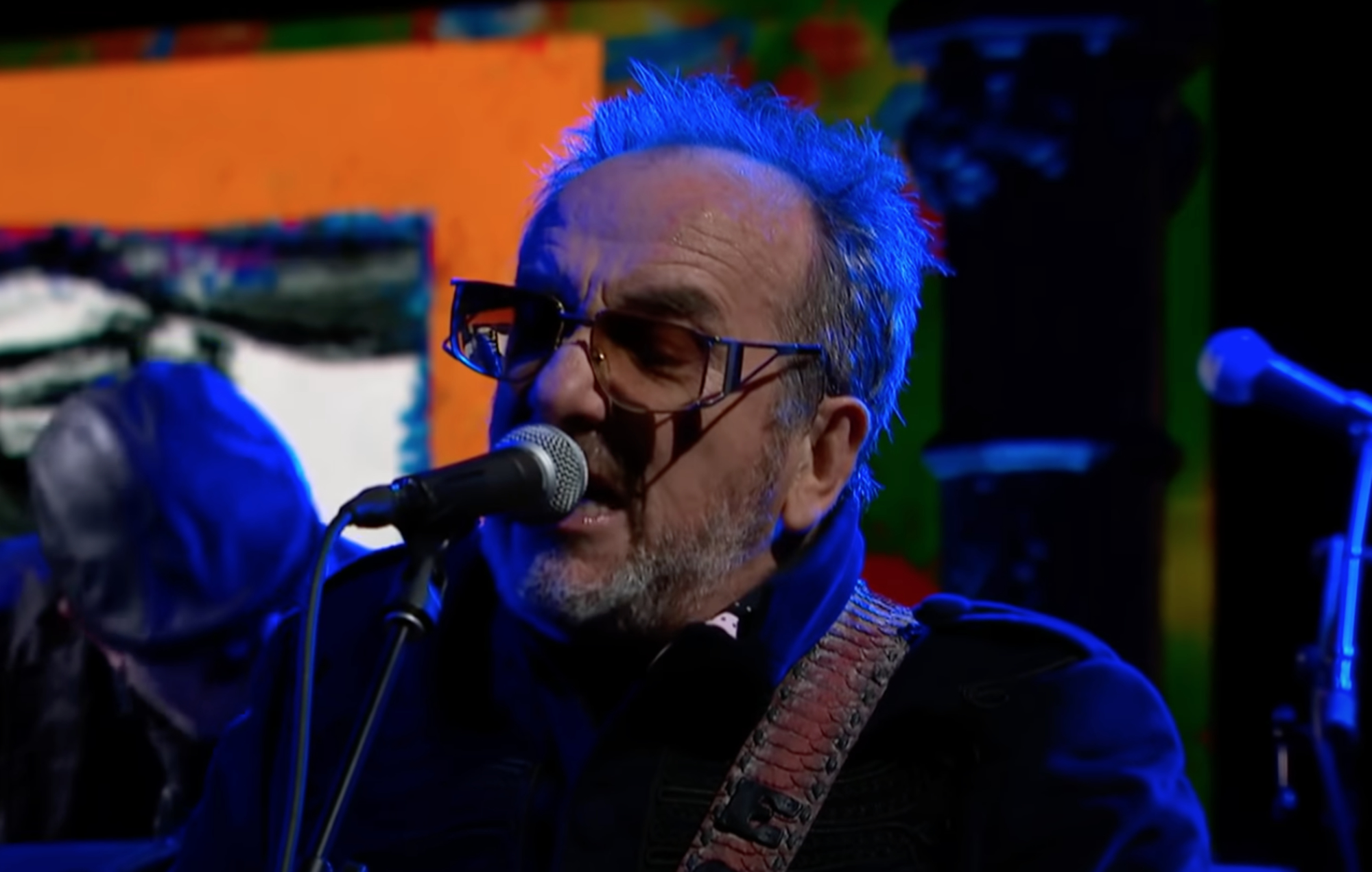 Vea a Elvis Costello interpretando un popurrí improvisado de canciones en 'Colbert'