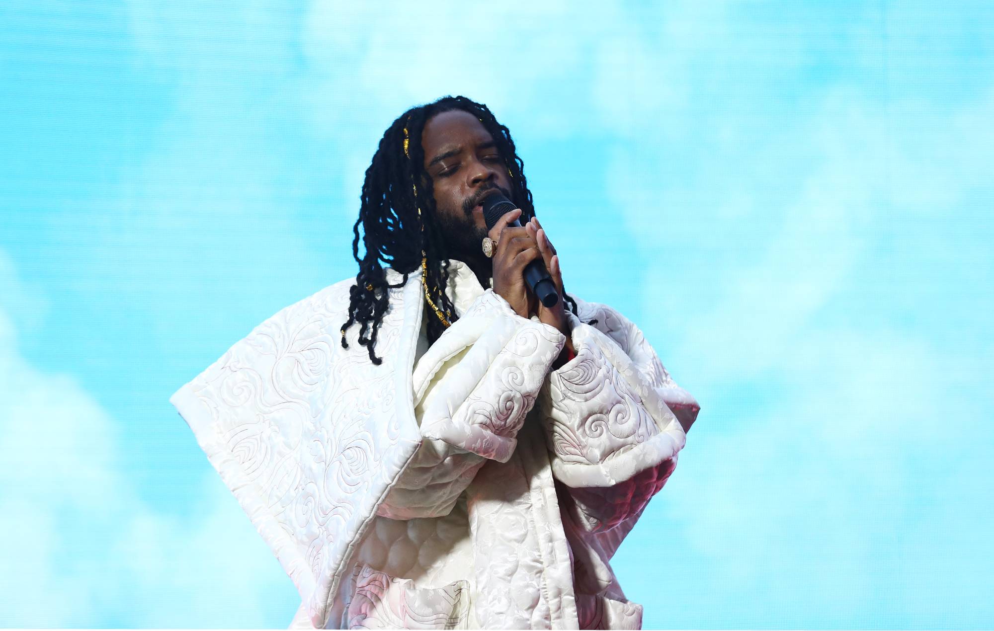 Vea a Genesis Owusu interpretando 'Gold Chains' en 'The Late Show'