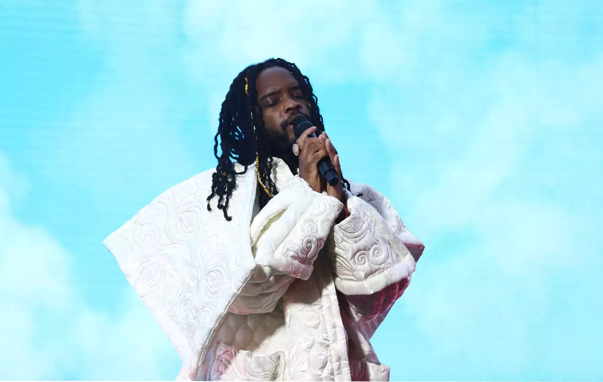 Vea a Genesis Owusu interpretando 'Gold Chains' en 'The Late Show'