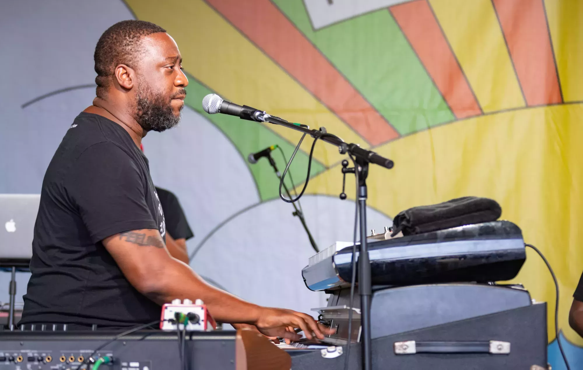 Vea la poderosa interpretación de Robert Glasper de 'In Tune' y 'Black Superhero'