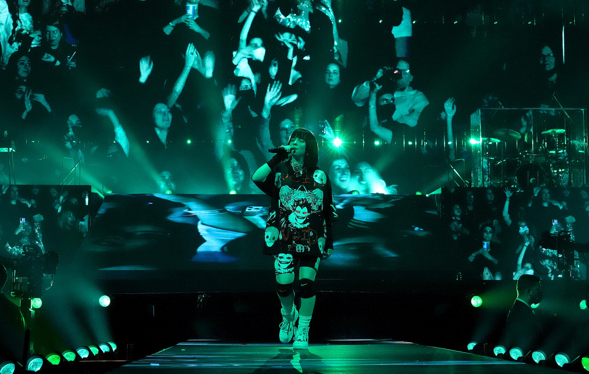 Billie Eilish hace una pausa en otro espectáculo para comprobar la seguridad del público