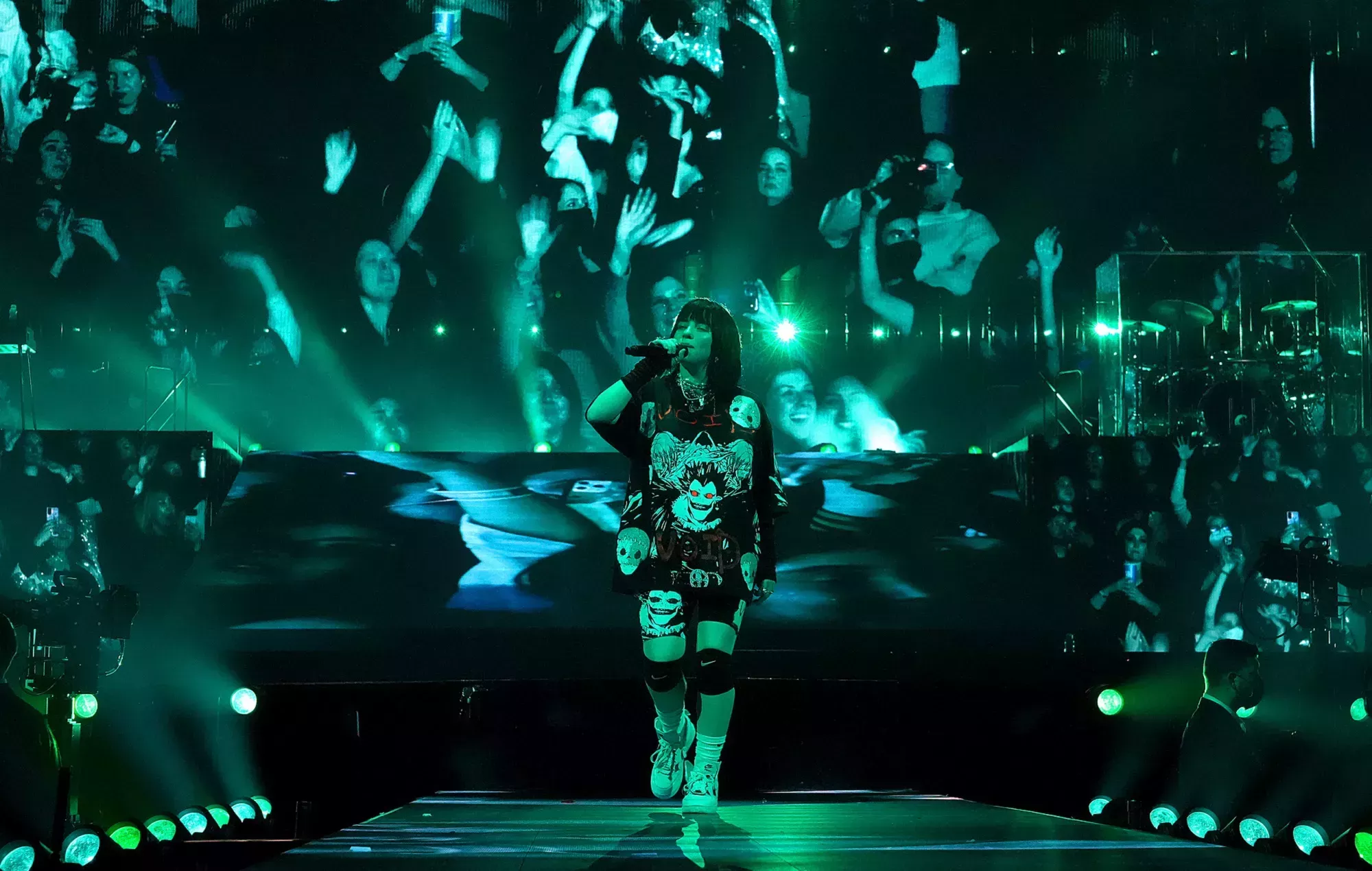 Billie Eilish hace una pausa en otro espectáculo para comprobar la seguridad del público