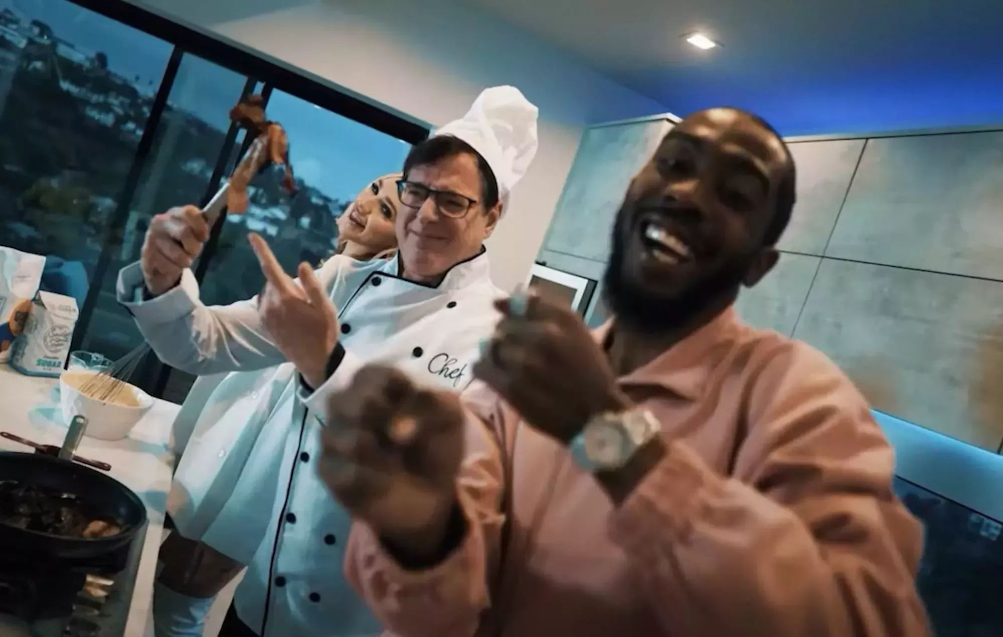 Bob Saget cocina bacon para Desiigner en su nuevo vídeo musical, su último papel