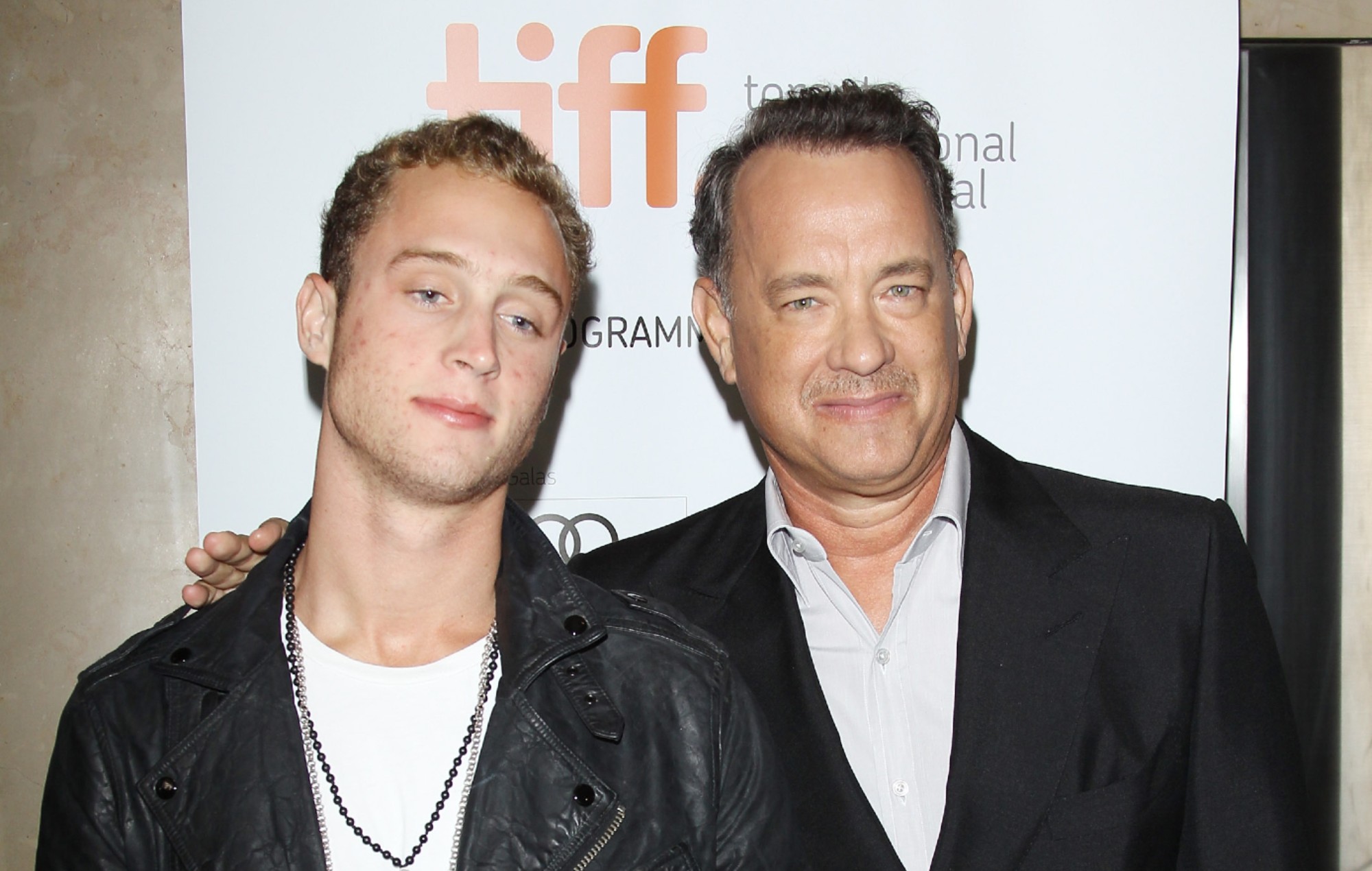 El hijo de Tom Hanks, Chet, dice que no tuvo un "modelo masculino fuerte" al crecer