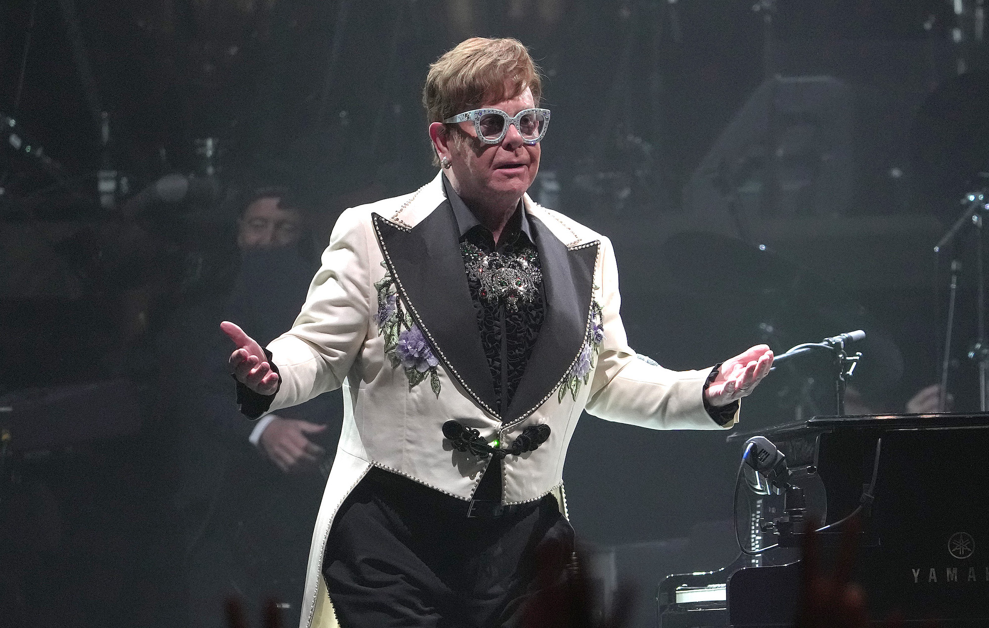 Elton John, "conmocionado" después de que su avión privado se viera obligado a realizar un aterrizaje de emergencia