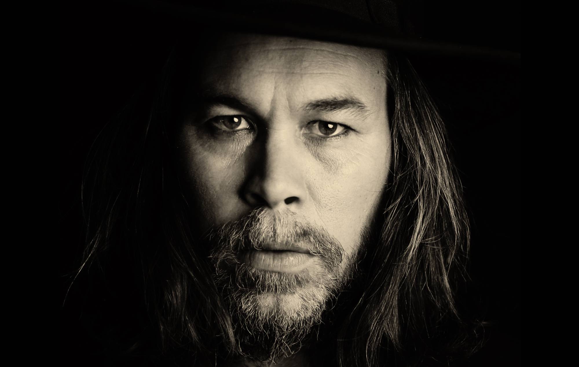 Escucha "Common Man" de Luke Steele de Empire Of The Sun, del nuevo álbum en solitario "Listen To The Water