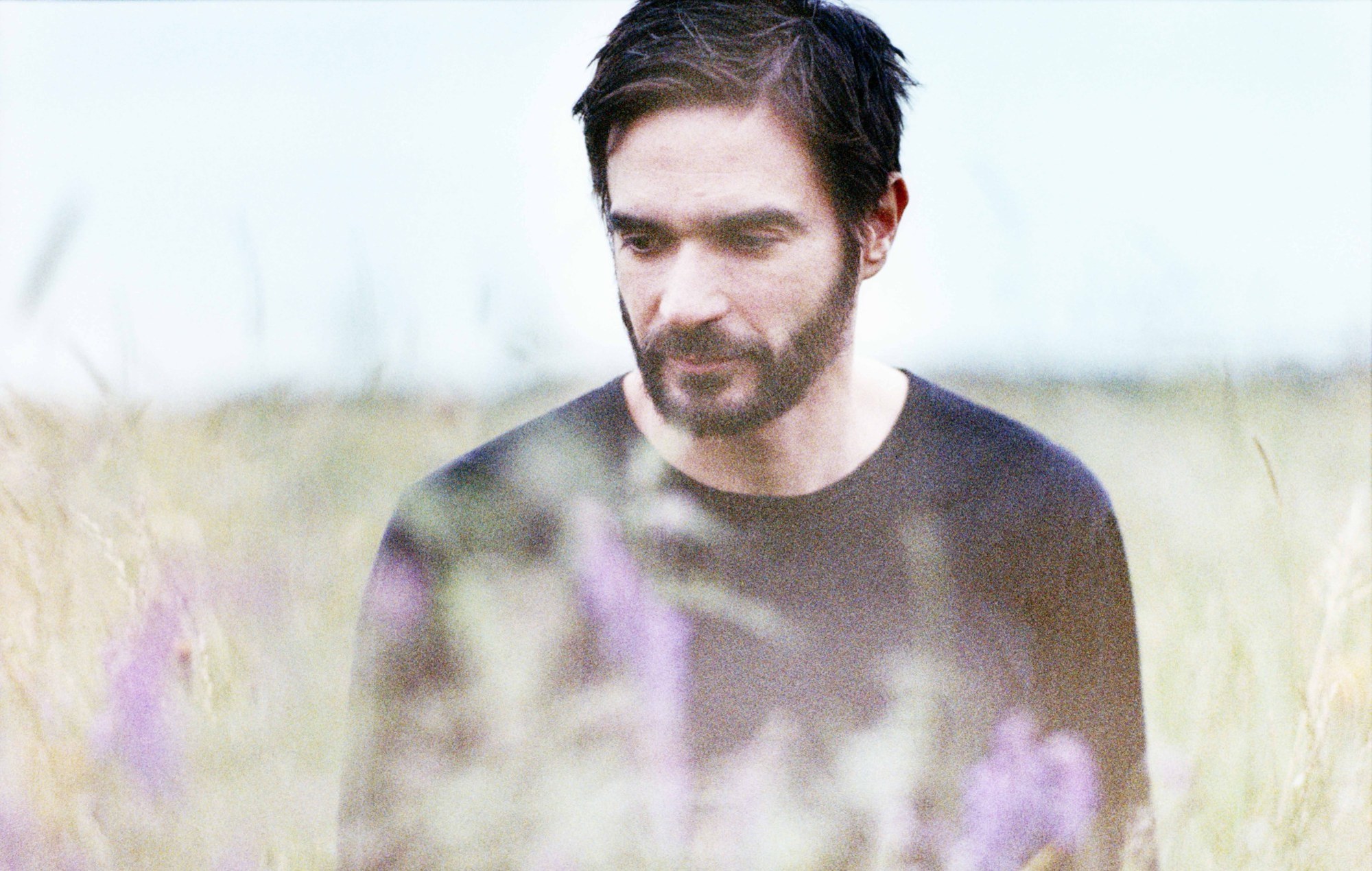 Escucha el nuevo trabajo de Jon Hopkins 'A Gathering Of The Tribe' con Vylana