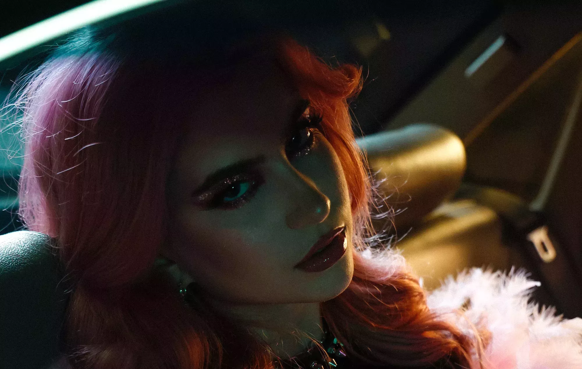 Escucha el nuevo y brillante single de Abby Roberts