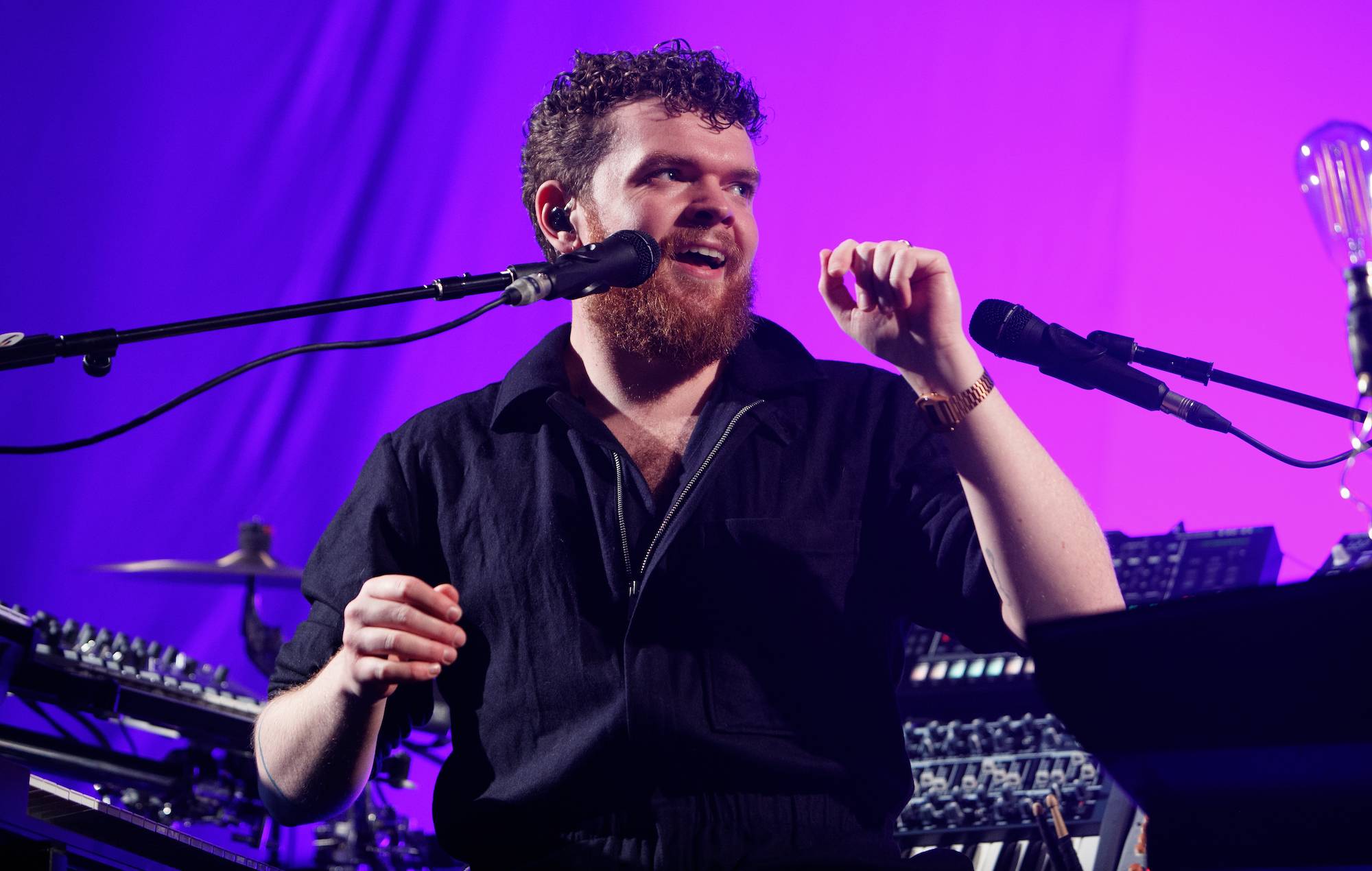 Jack Garratt apunta a Boris Johnson en su nuevo single benéfico 'Eton Mess (A Gaslight Anthem)'