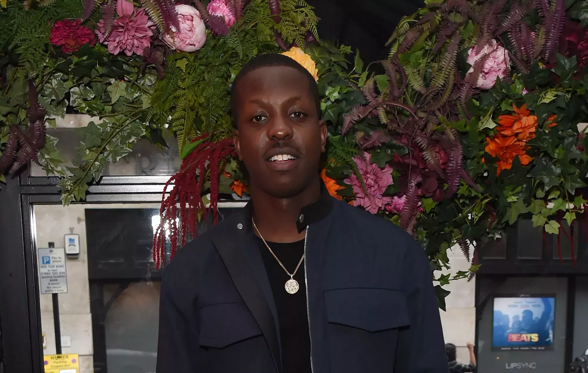 Jamal Edwards: Una gran multitud se reúne en Acton para una vigilia con velas