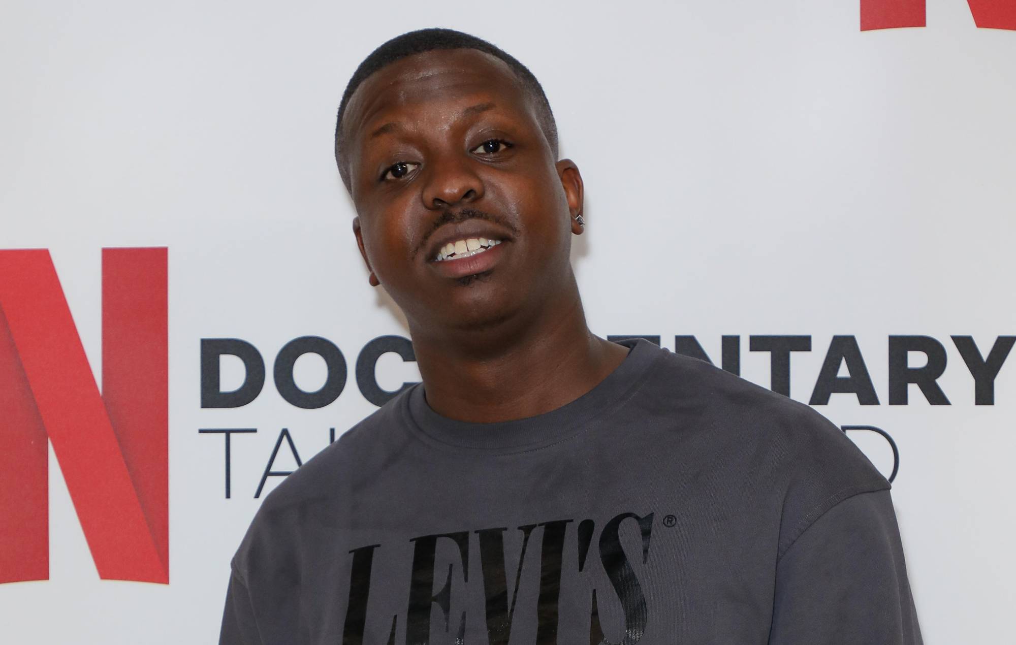 La afición del Chelsea aplaude durante un minuto al fundador de SB.TV, Jamal Edwards