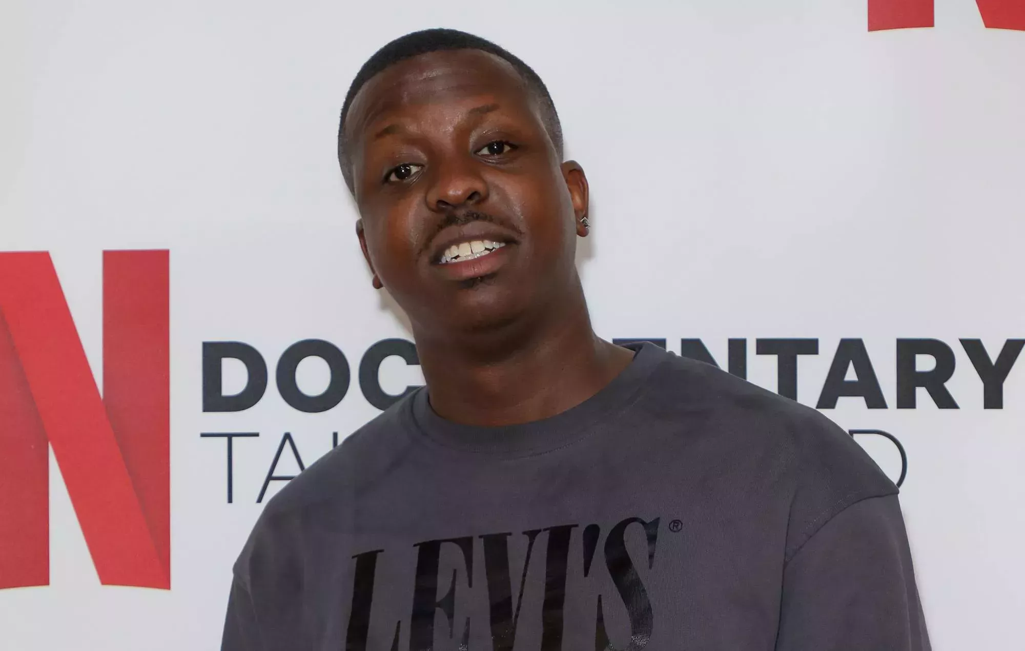 La afición del Chelsea aplaude durante un minuto al fundador de SB.TV, Jamal Edwards