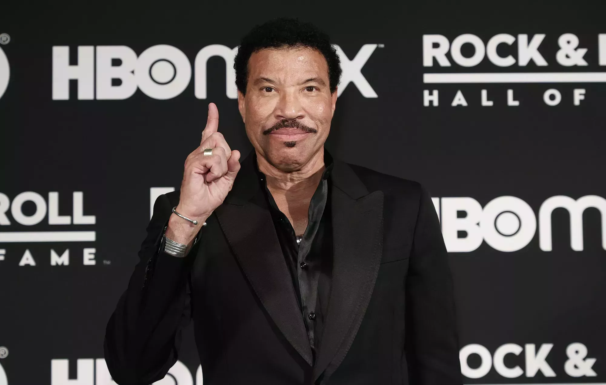 Lionel Richie cancela su gira de verano y su puesto en la Isla de Wight