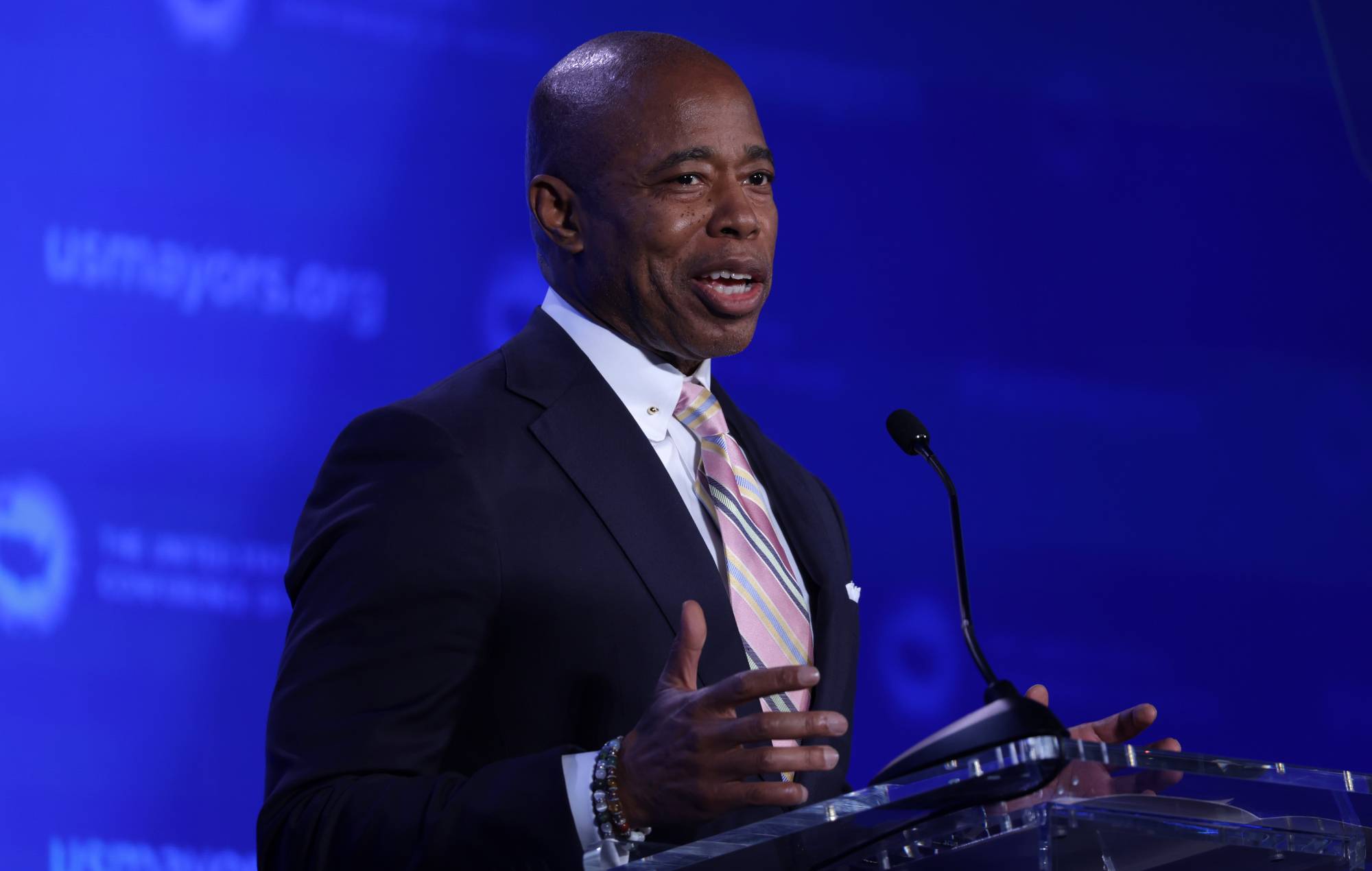 Los raperos de Nueva York se reúnen con el alcalde Eric Adams después de que éste califique de "alarmante" la música drill