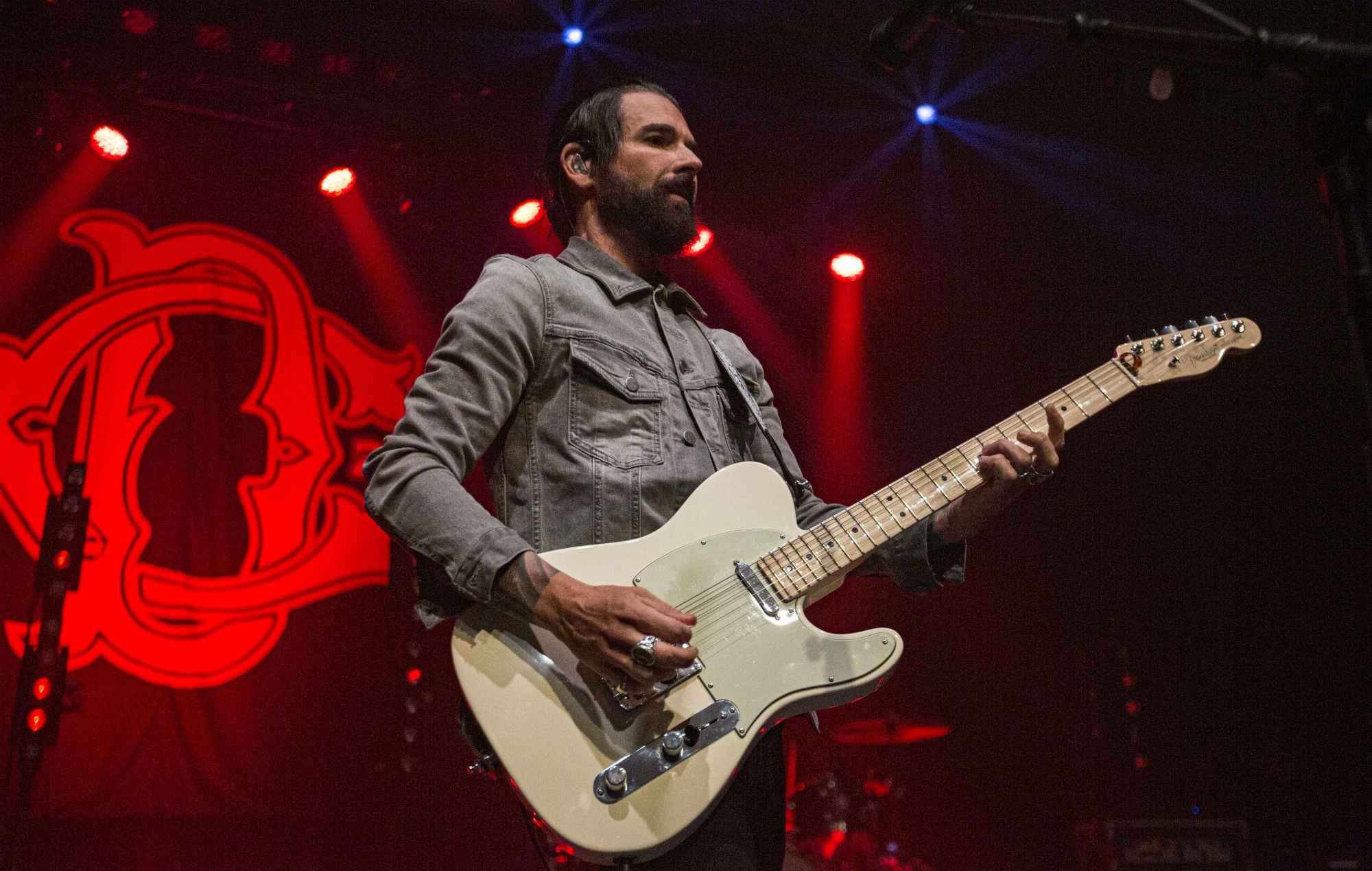 Mira cómo Dashboard Confessional interpreta "Everyone Else Is Just Noise" en Kimmel