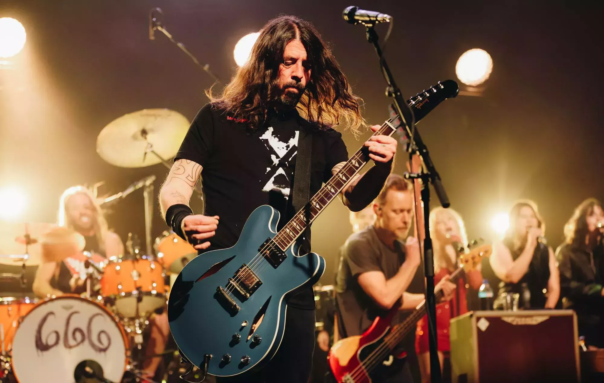 Mira cómo Dave Grohl fracasa al nombrar las canciones de Foo Fighters en 'The Late Late Show With James Corden'