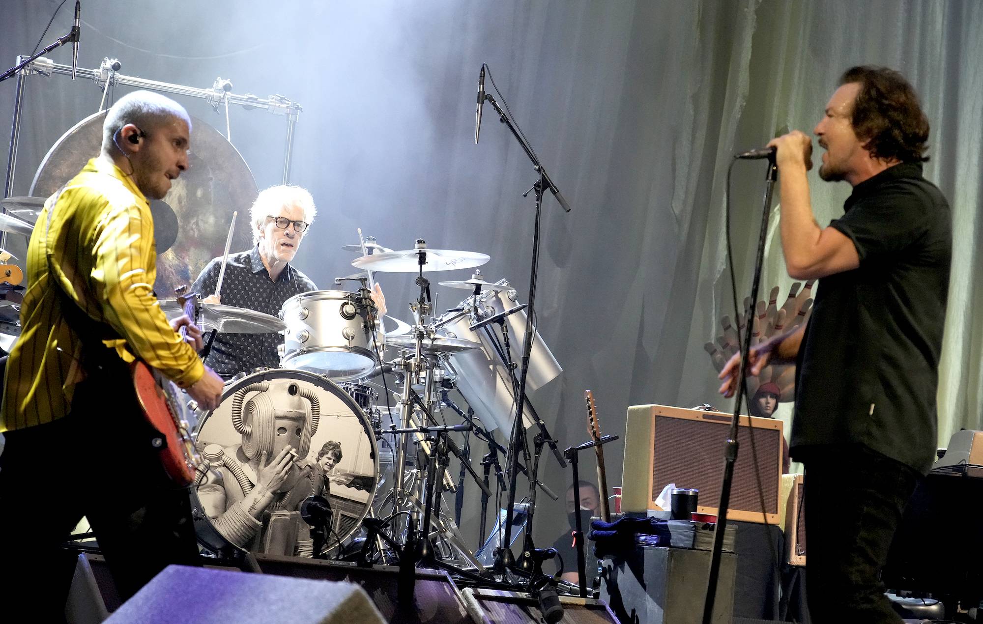 Mira cómo Eddie Vedder versiona 'Message In A Bottle' de The Police con Stewart Copeland