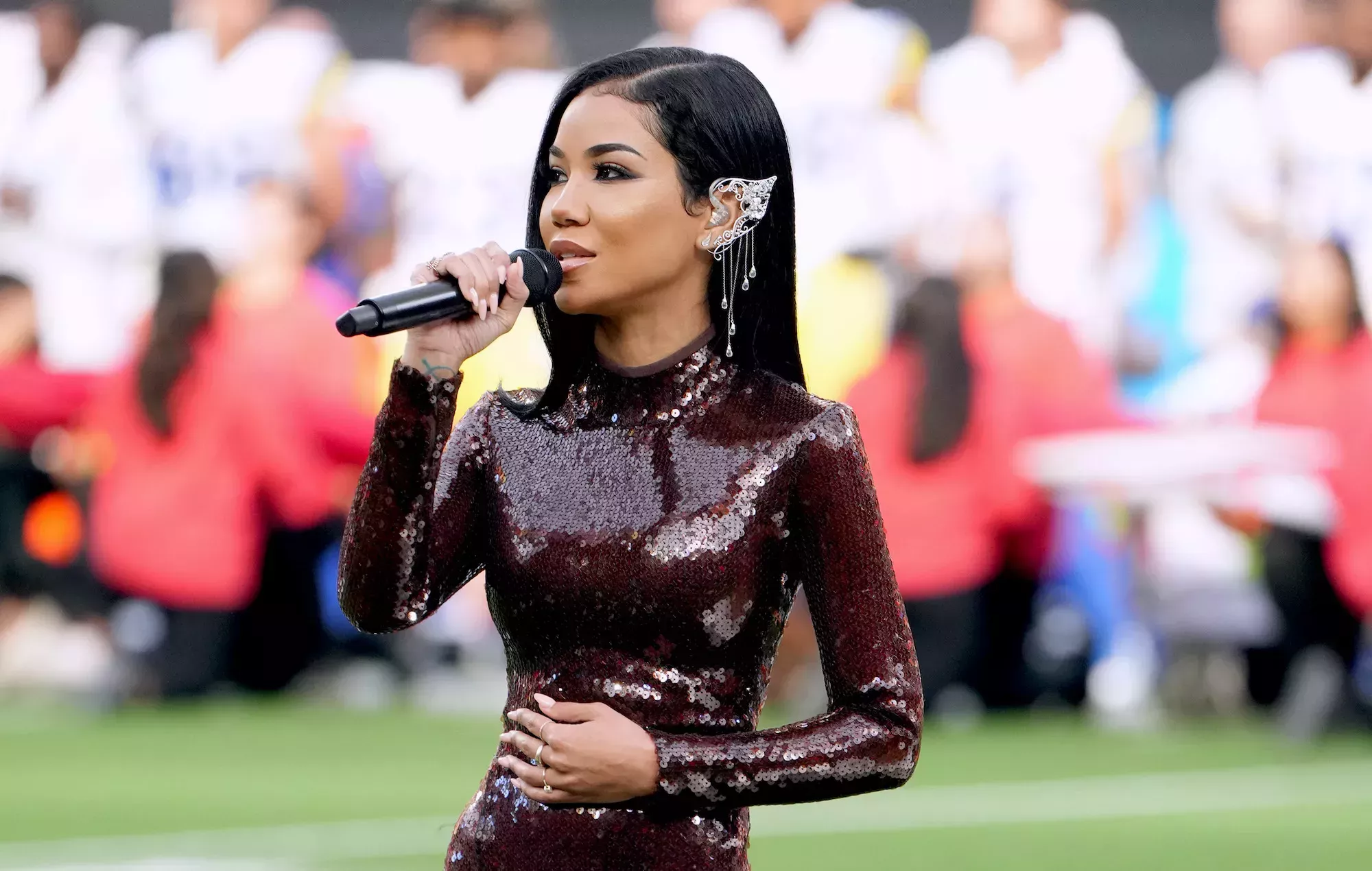 Mira la impresionante interpretación de Jhené Aiko de 'America The Beautiful' en la Super Bowl