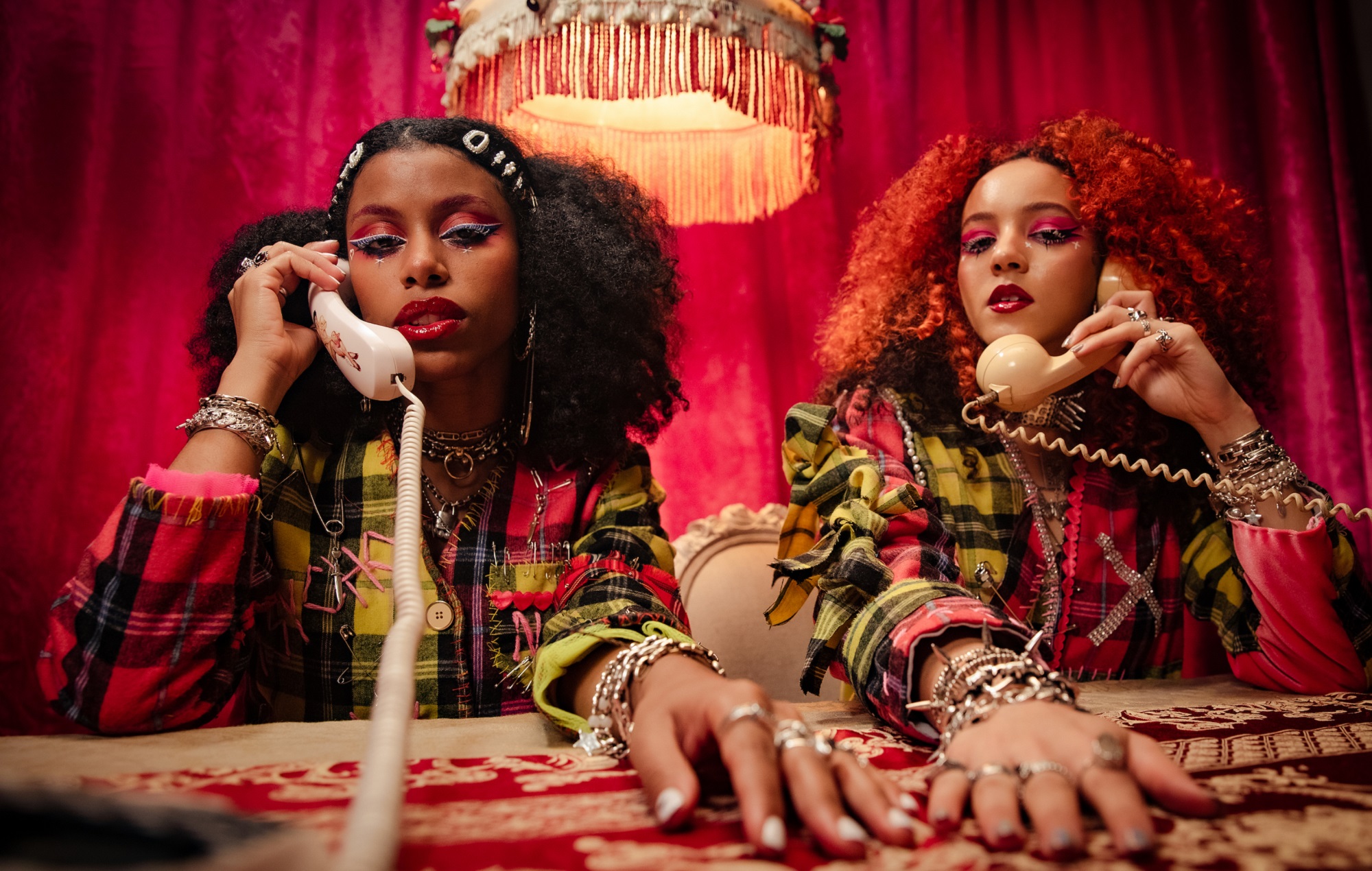 Nova Twins anuncian su nuevo álbum "Supernova" y comparten su nuevo e intenso single "K.M.B.".