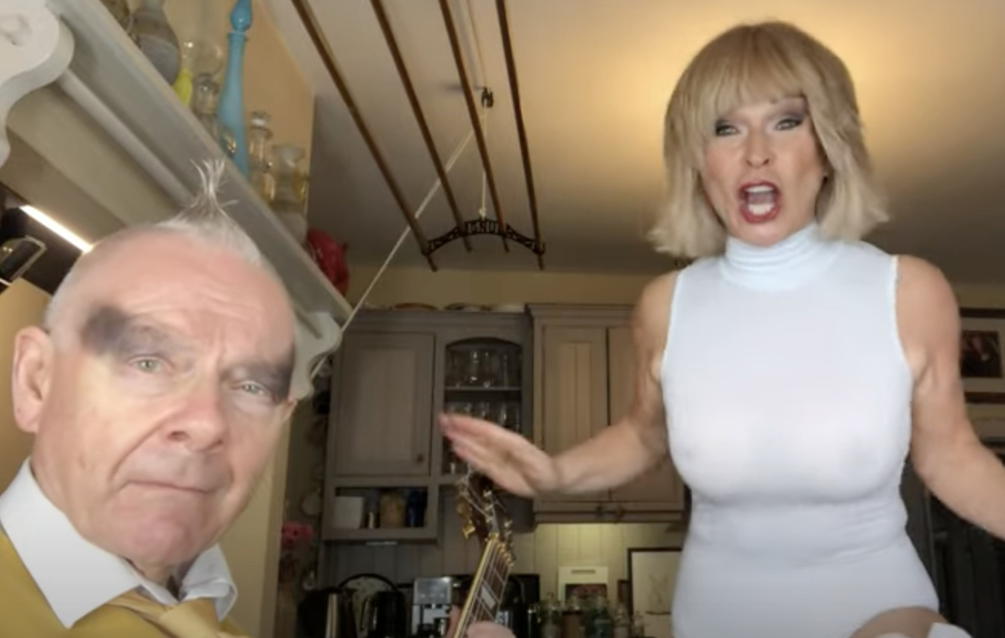 Robert Fripp y Toyah Willcox comparten una versión de 'Too Drunk To Fuck' de The Dead Kennedys