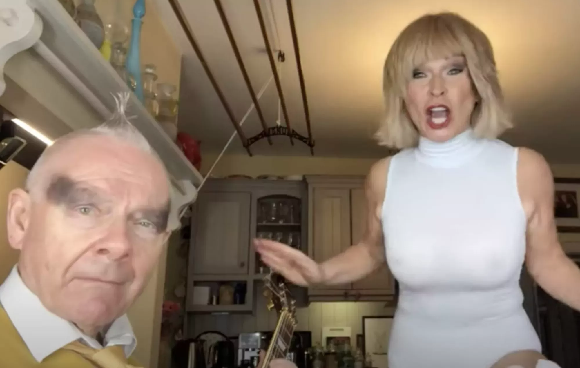 Robert Fripp y Toyah Willcox comparten una versión de 'Too Drunk To Fuck' de The Dead Kennedys