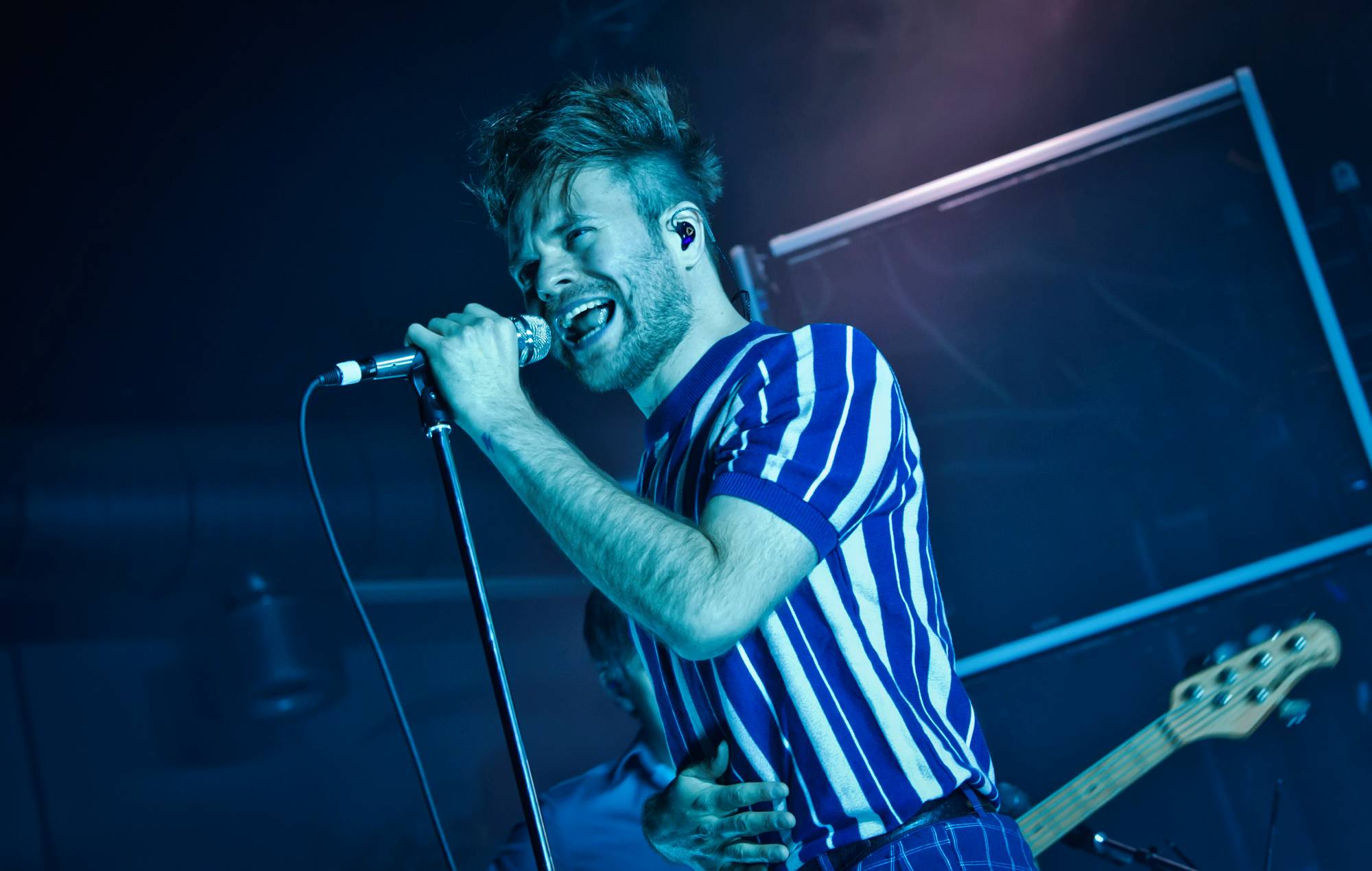 Rou Reynolds, de Enter Shikari, critica al gobierno por el trato a los refugiados ucranianos