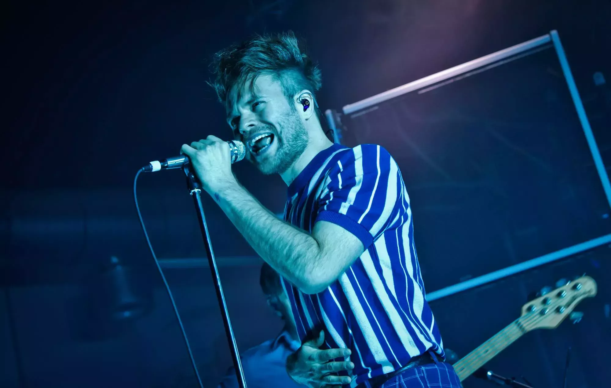 Rou Reynolds, de Enter Shikari, critica al gobierno por el trato a los refugiados ucranianos