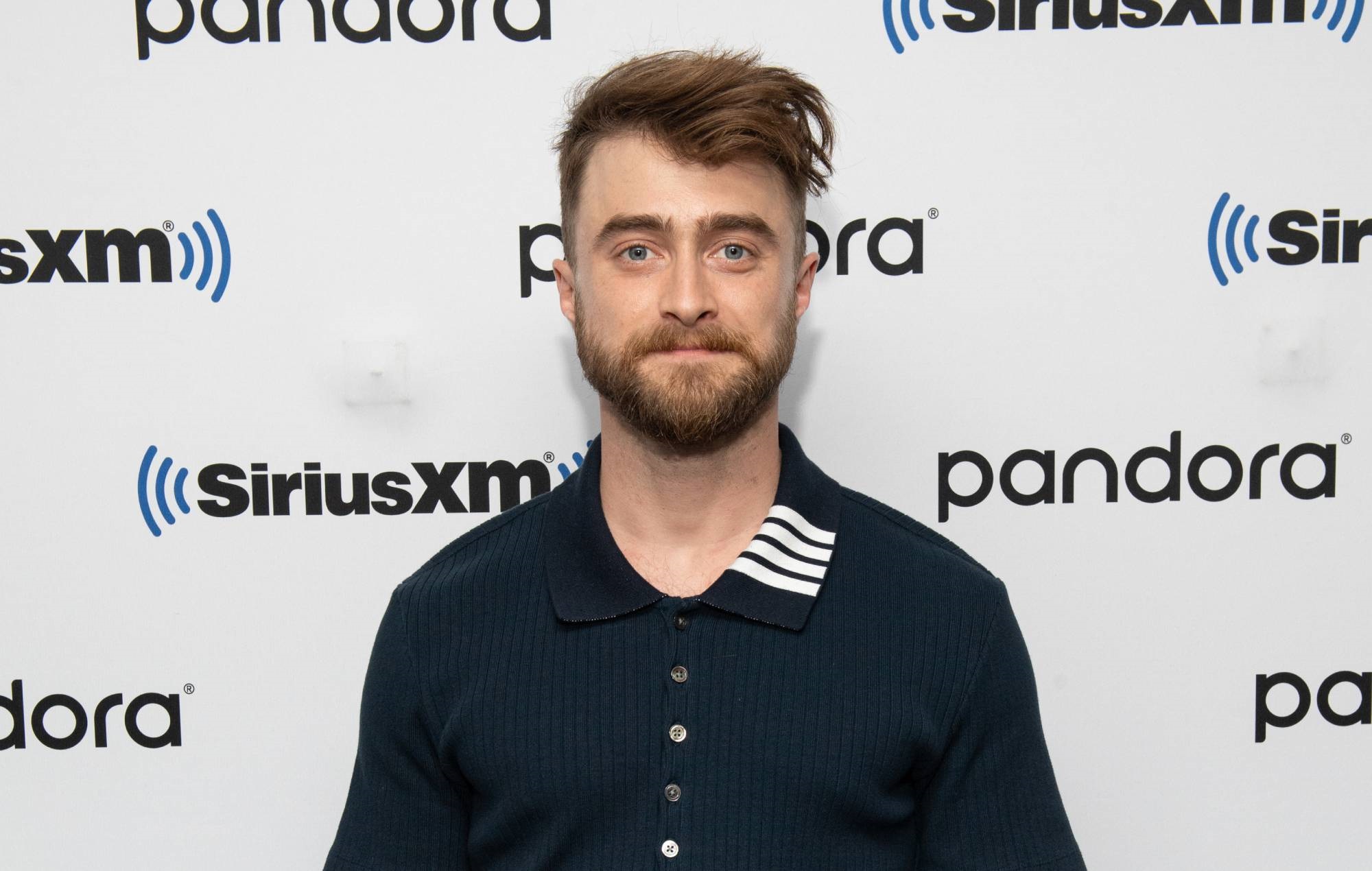 Se ha compartido el primer vistazo a Daniel Radcliffe como Weird Al Yankovic