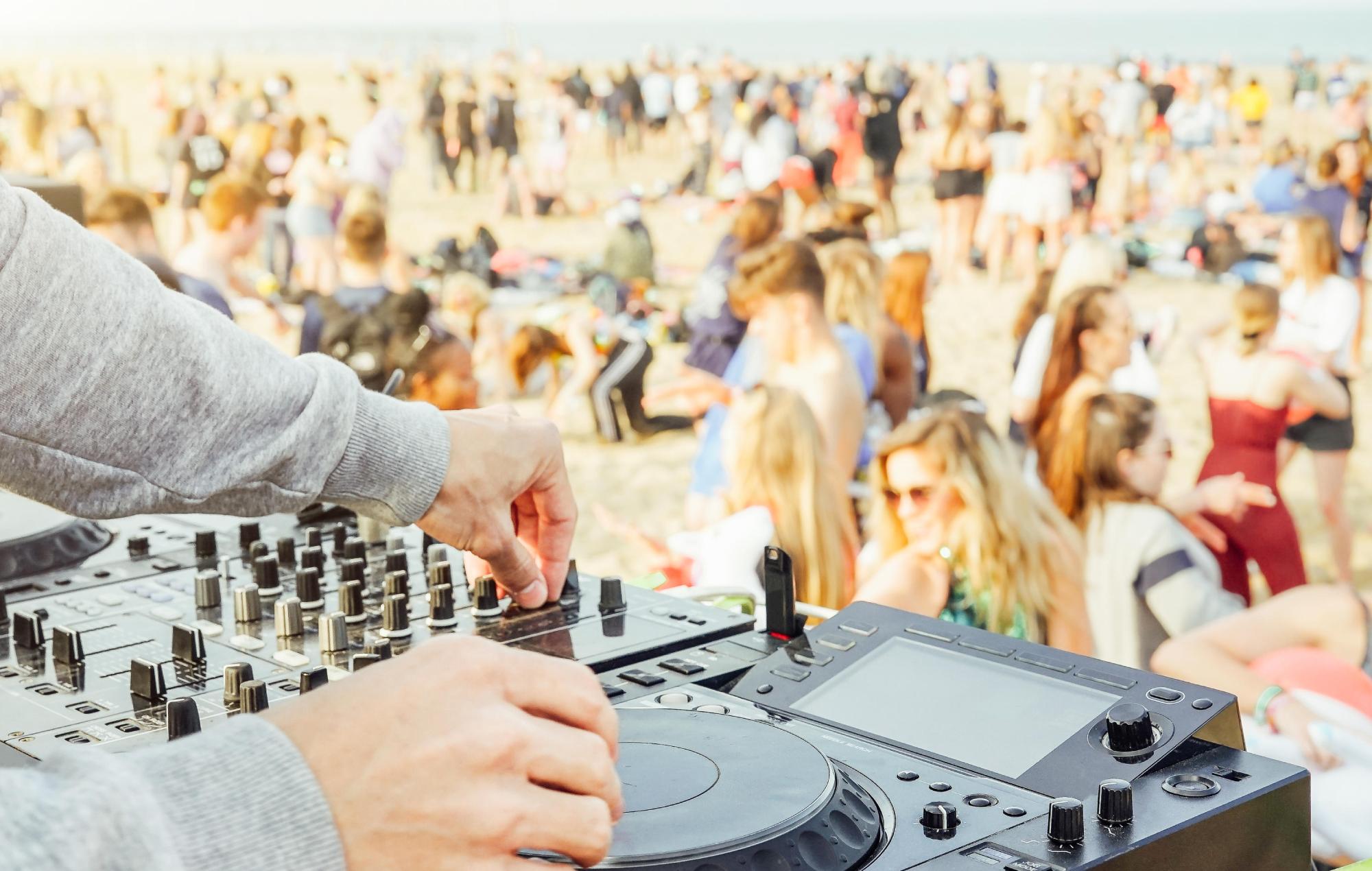 Un grupo político lanza una oferta para prohibir las fiestas en las playas de Ibiza