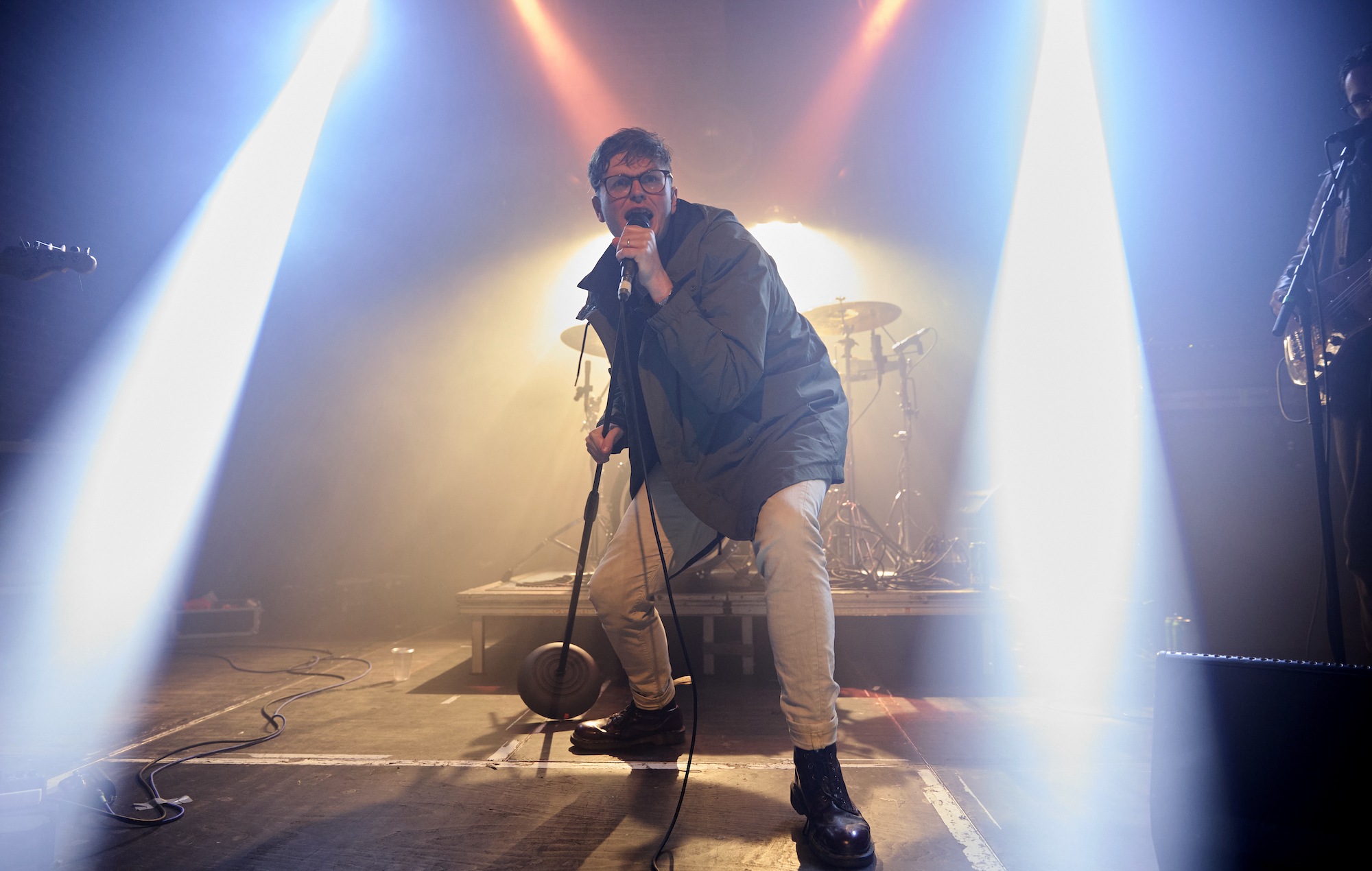 Yard Act aborda las denuncias de acoso en la feria de Londres: "Manténgase a raya"