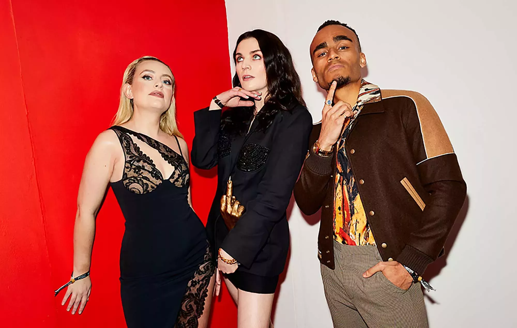 Amelia Dimoldenberg y Munya Chawawa en el backstage de los BandLab NME Awards 2022: 