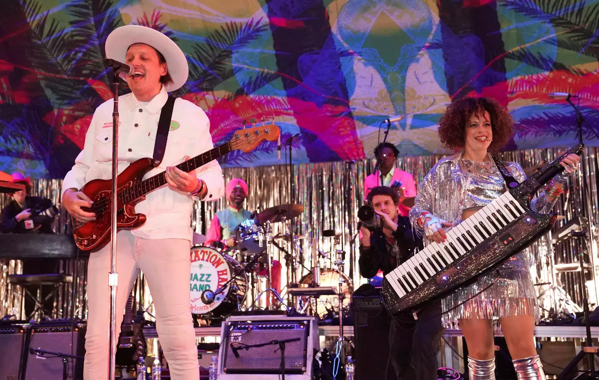 Arcade Fire sigue anunciando su nuevo material con partituras y postales