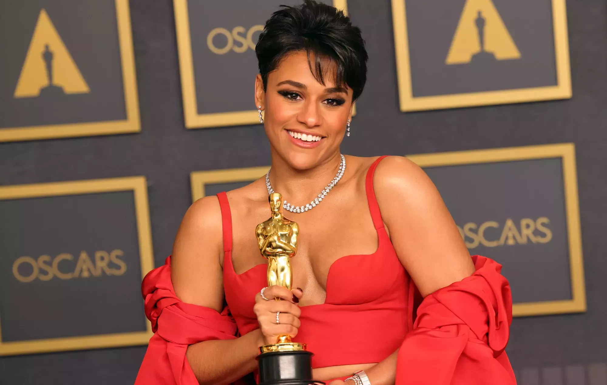 Ariana DeBose se convierte en la primera mujer de color abiertamente queer en ganar un Oscar