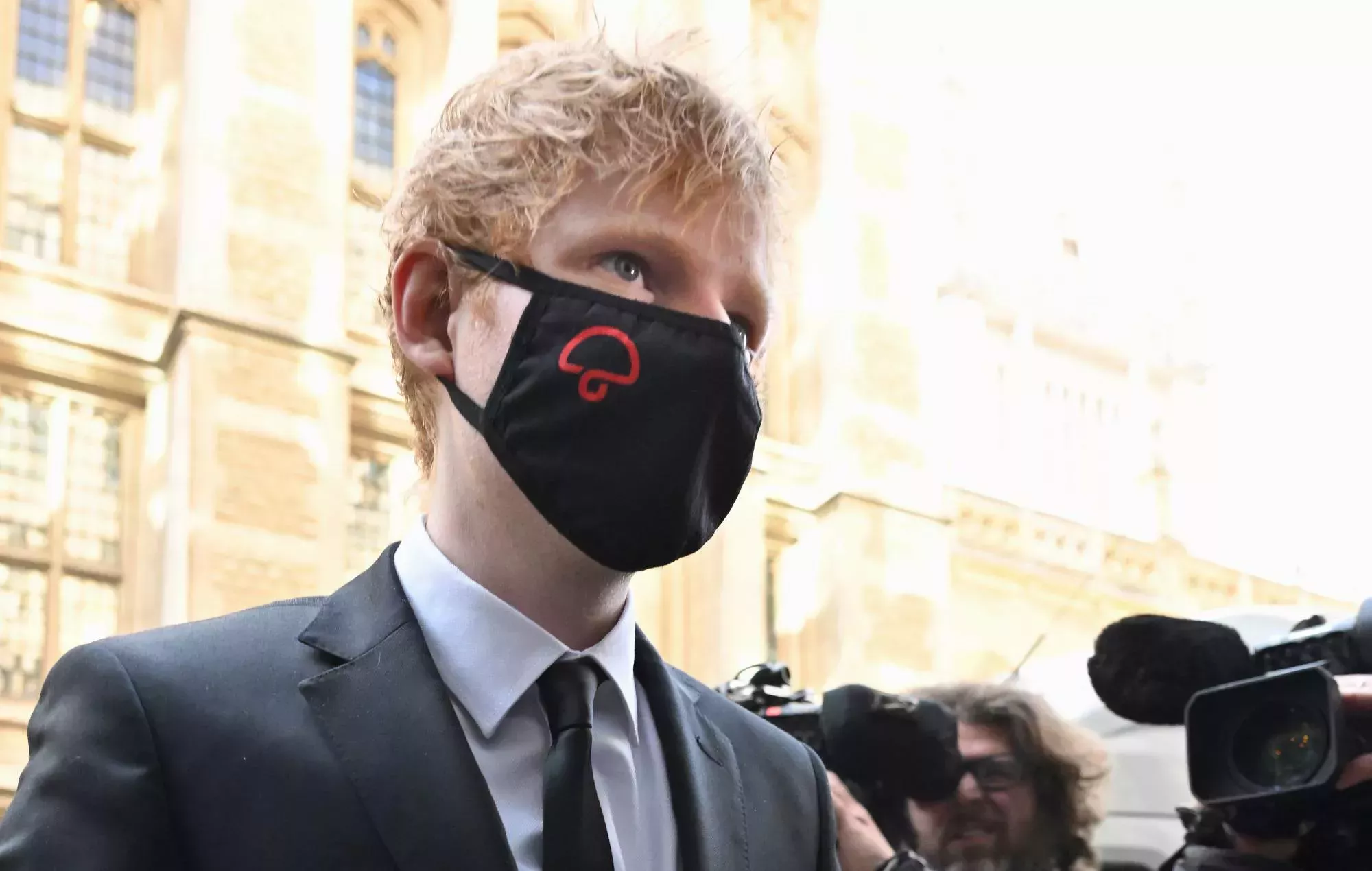 Ed Sheeran canta 'Feeling Good' de Nina Simone y 'No Diggity' de Blackstreet durante el juicio por plagio