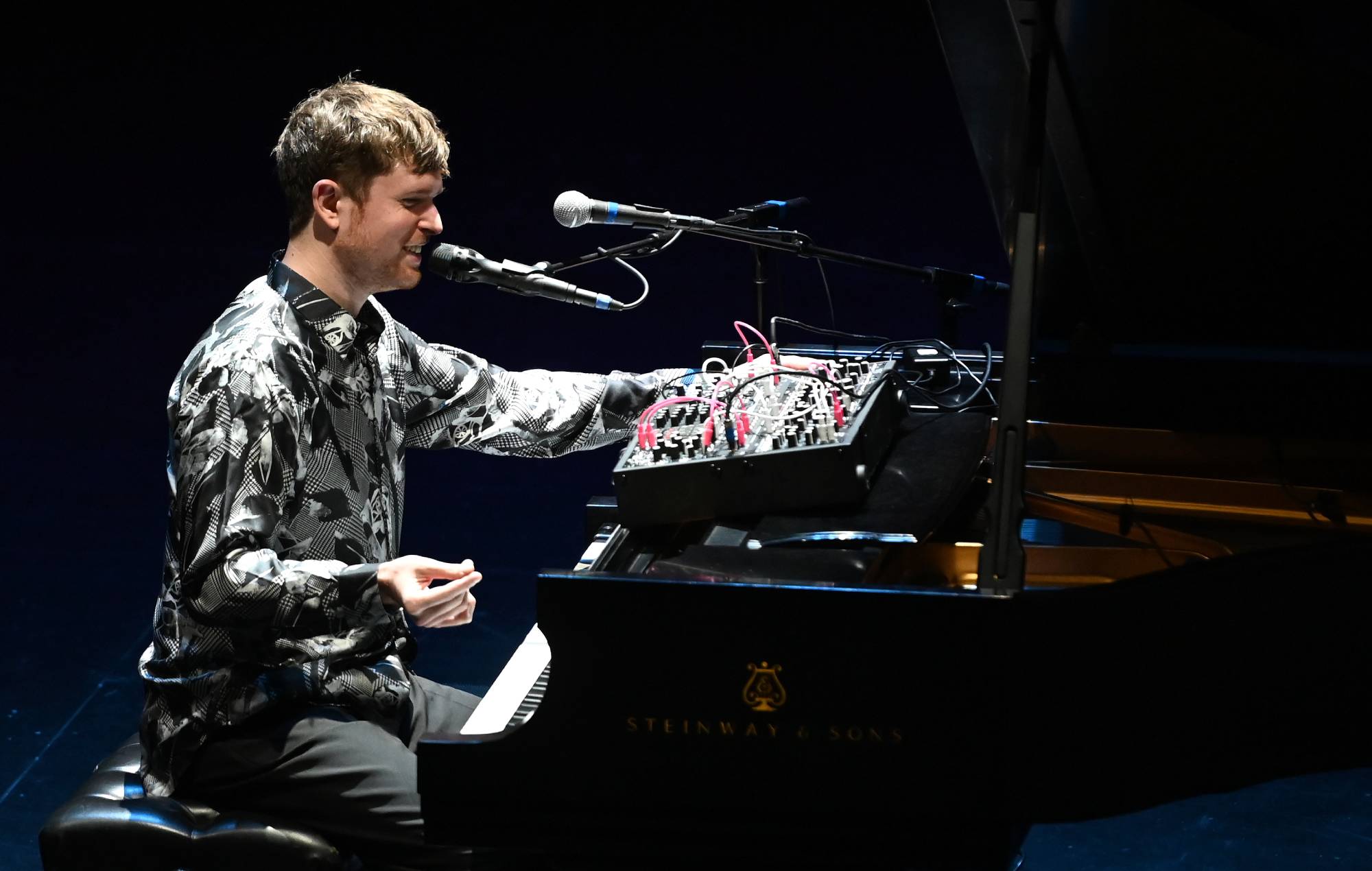 Escucha el nuevo paisaje sonoro onírico de una hora de James Blake, 'Wind Down'