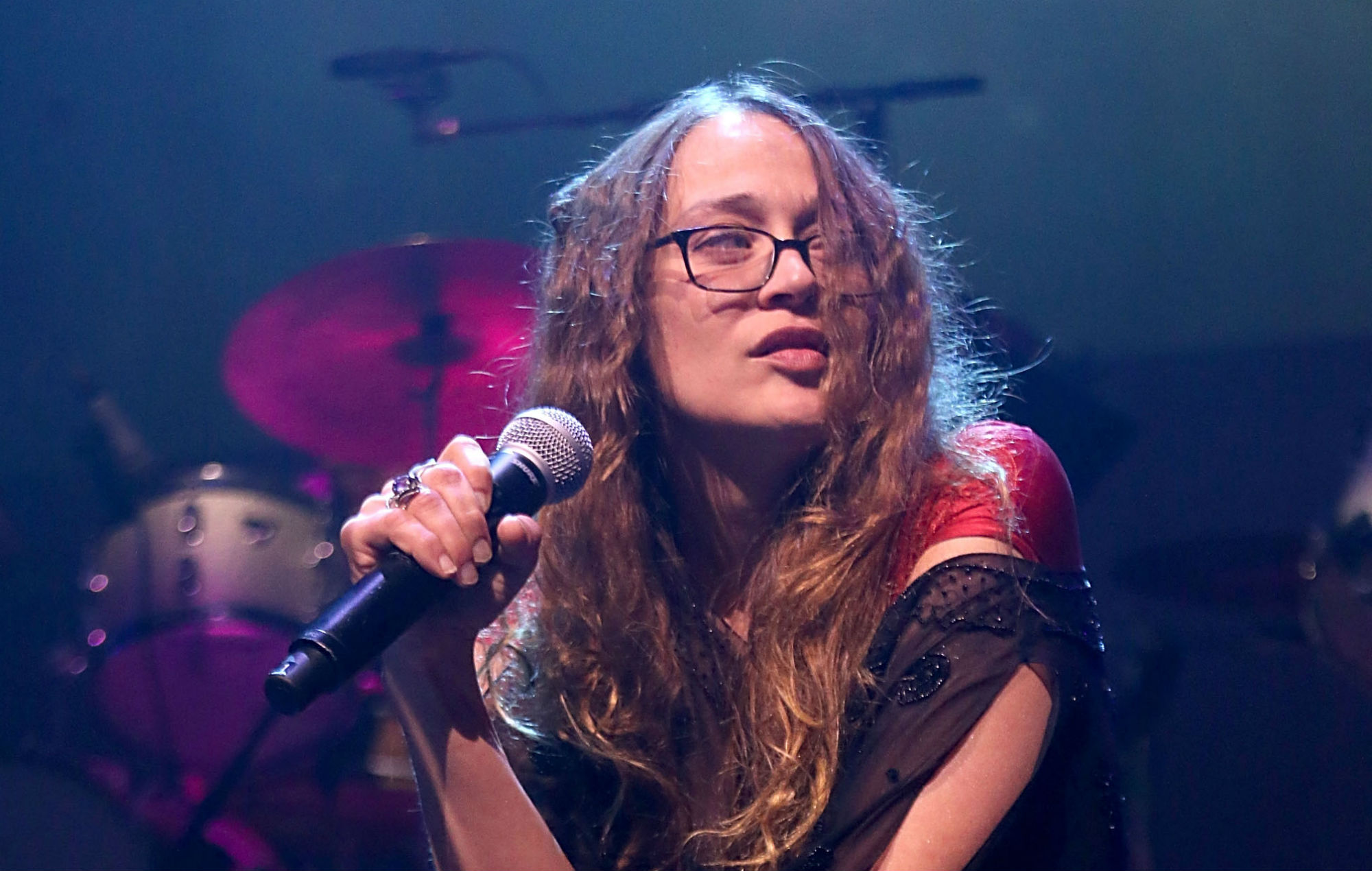 Fiona Apple pide apoyo para la "justicia de los tribunales"