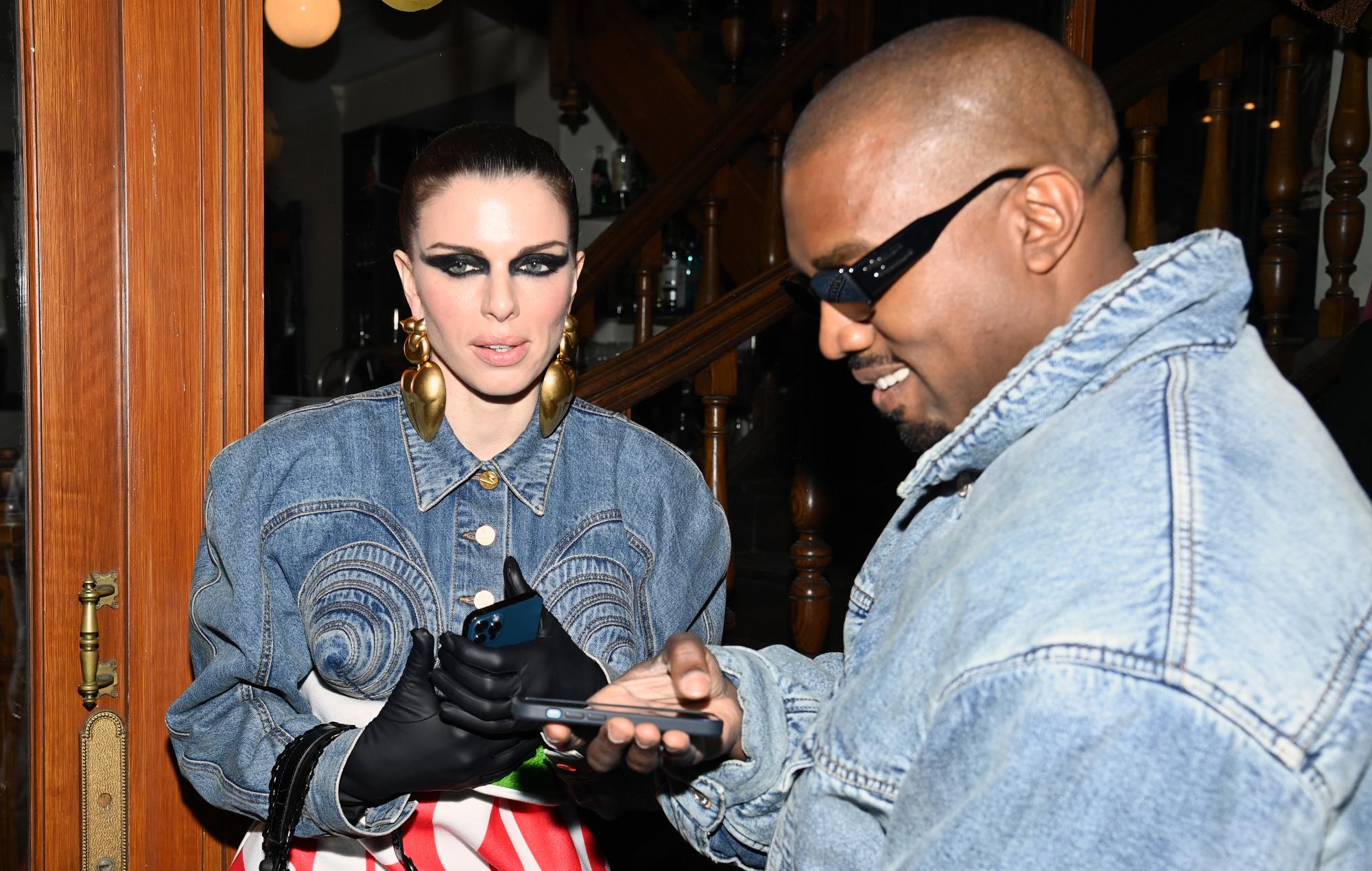 Julia Fox defiende a Kanye West y dice que el beef de Pete Davidson es una "expresión artística"