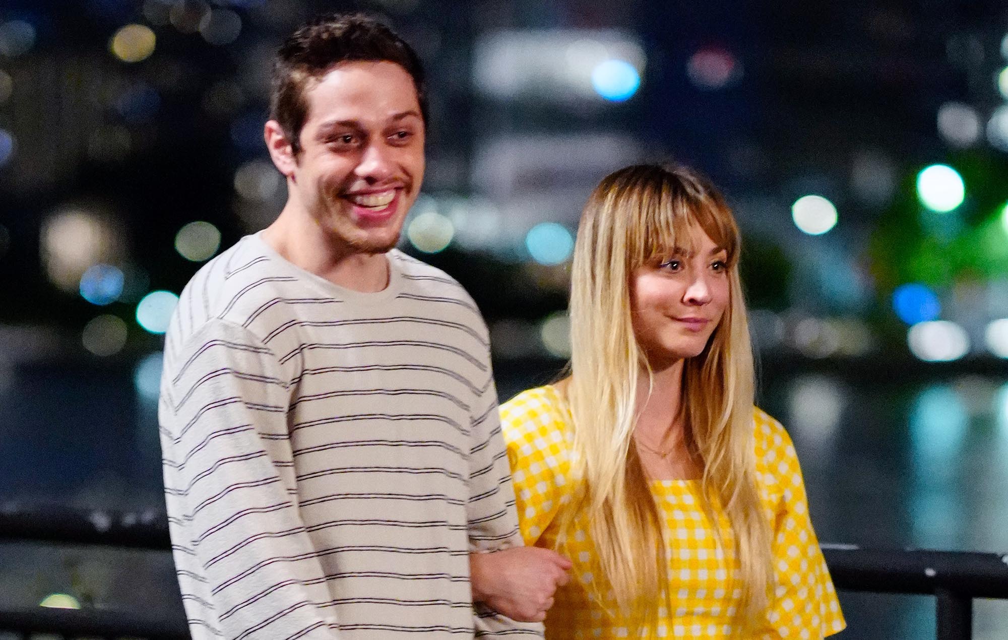 Kaley Cuoco apoya a Pete Davidson tras el "inquietante" vídeo de Kanye West