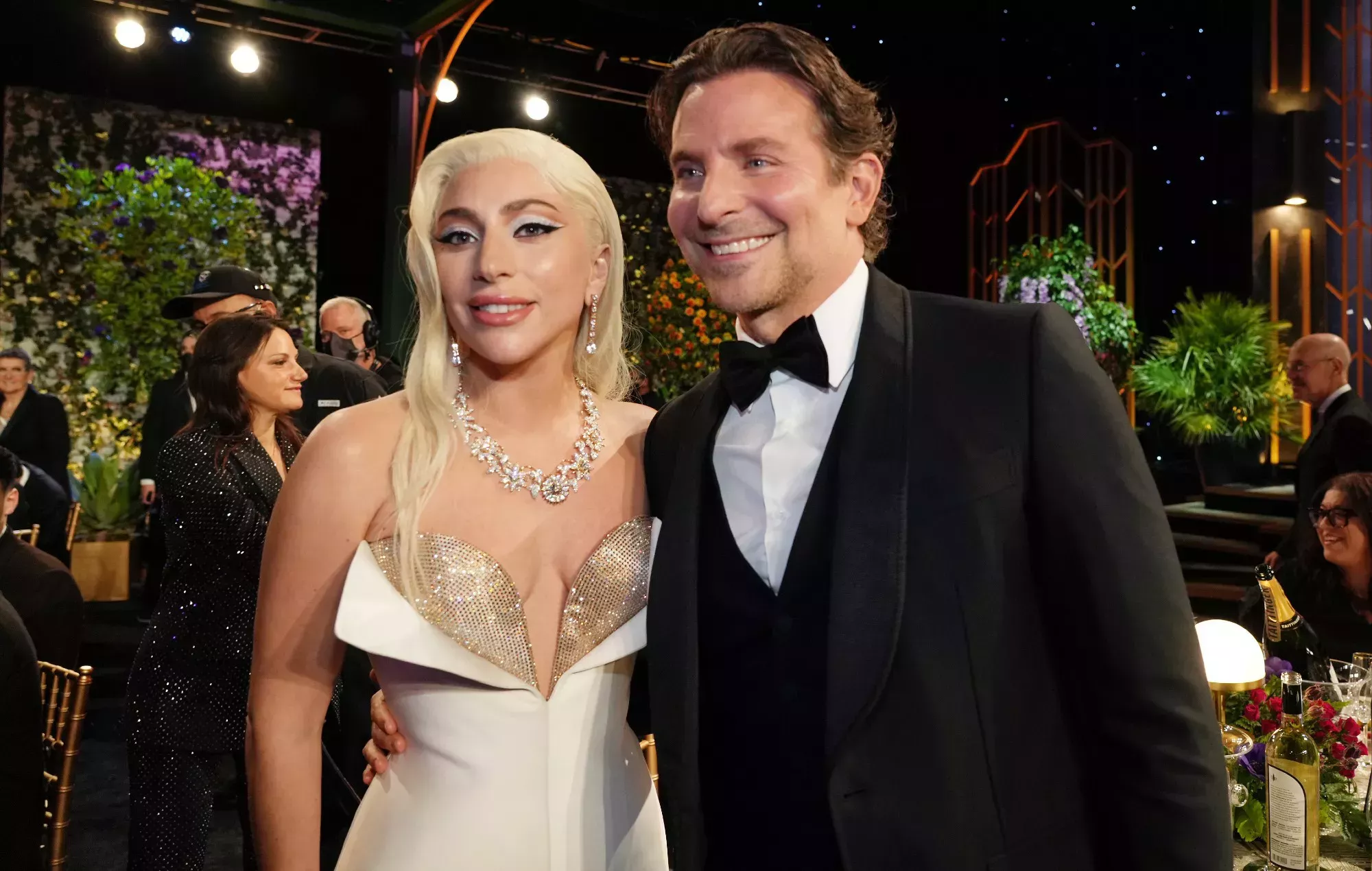 Lady Gaga y Bradley Cooper se reúnen en los SAG Awards